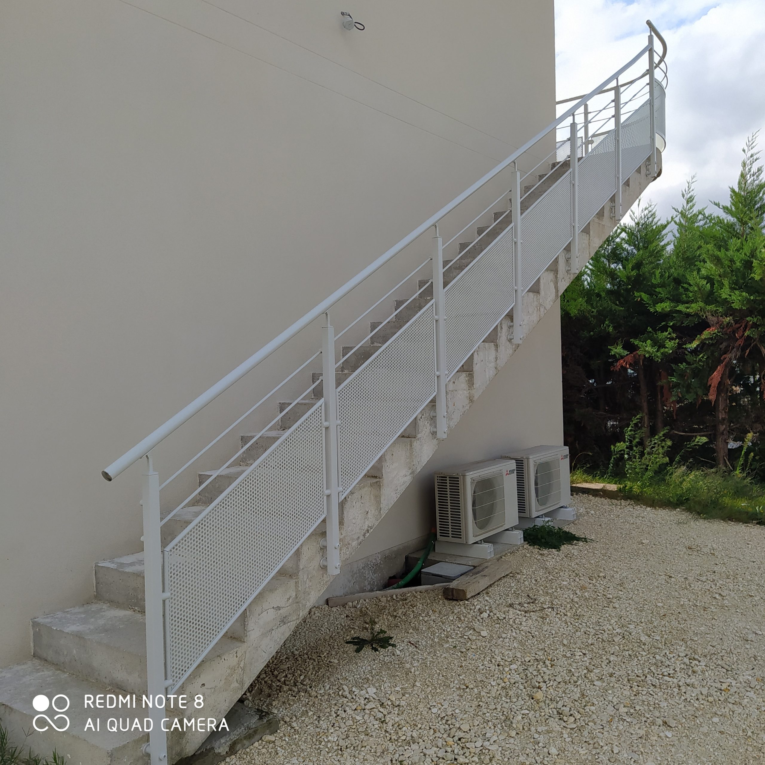 Garde corps extérieur thermolaqué d un escalier à paillasse en béton