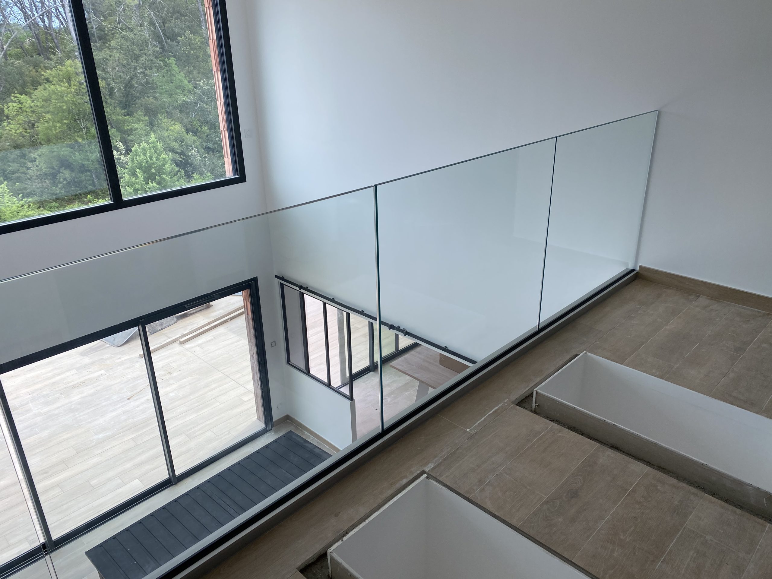 Garde-corps en verre feuilleté trempé d'une mezzanine tendance - Scal