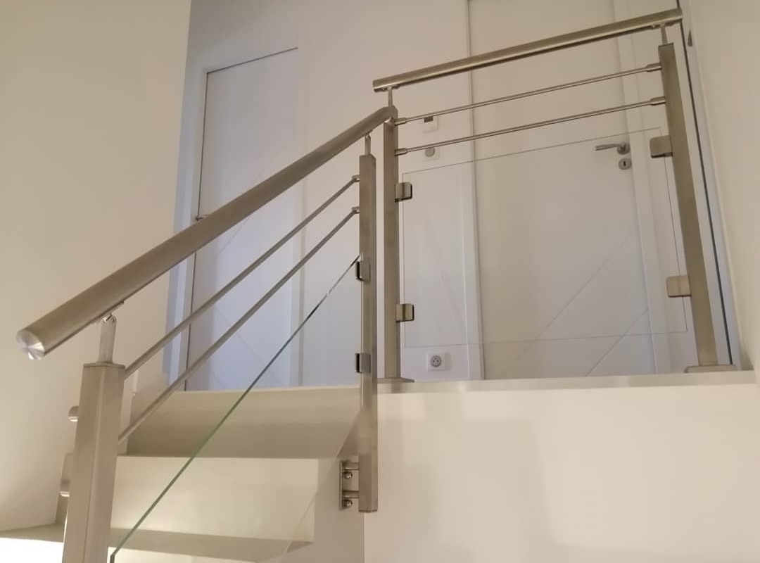 Garde corps inox et verre sur un palier d'arrivé et un escalier
