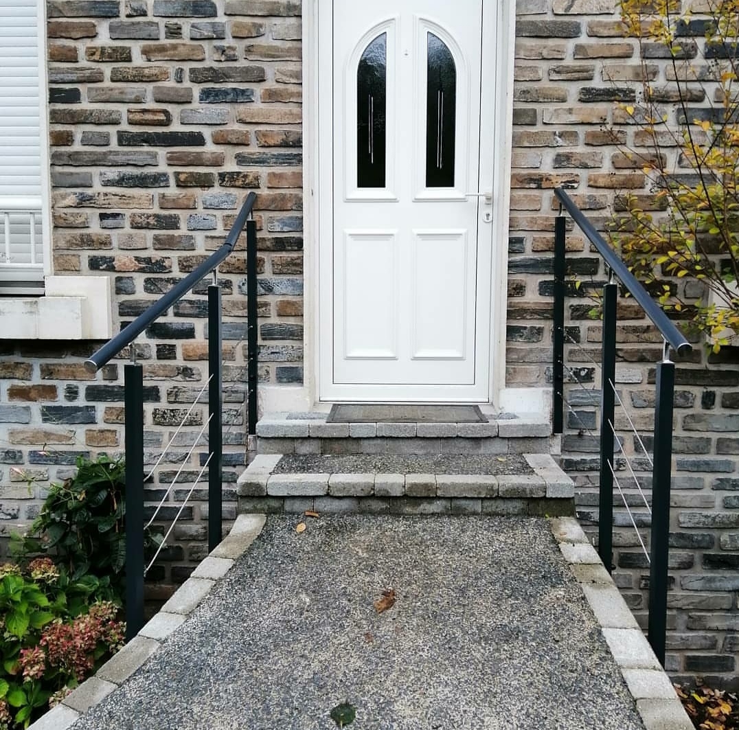 Garde corps à l'entrée d'une maison en brique