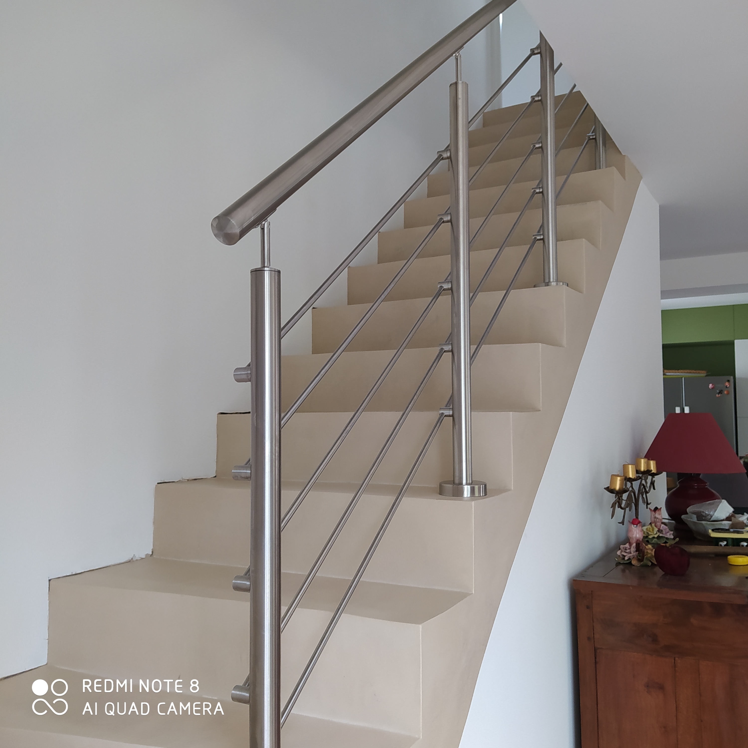 Garde corps en inox sur un escalier béton