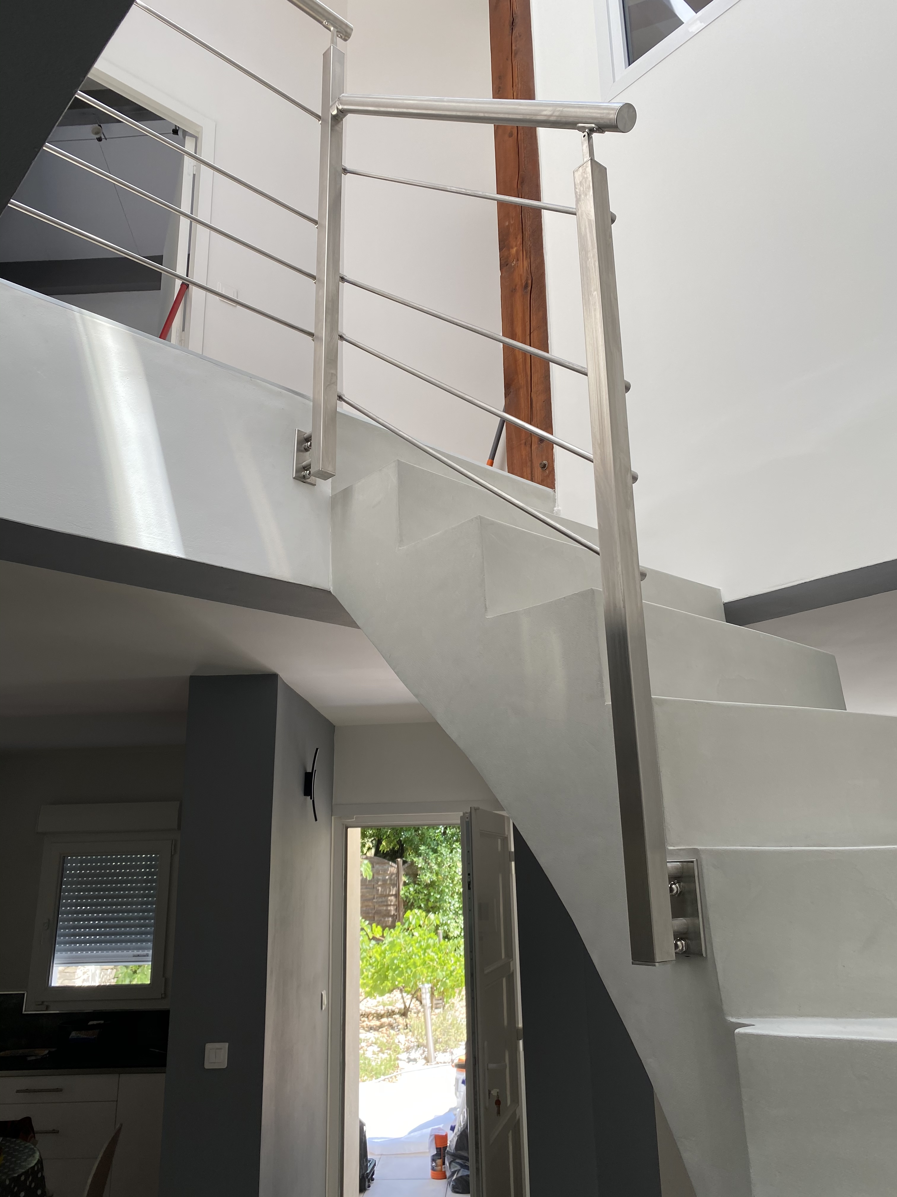 Garde corps sur un escalier béton
