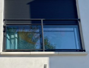Allège de fenêtre en verre et aluminium