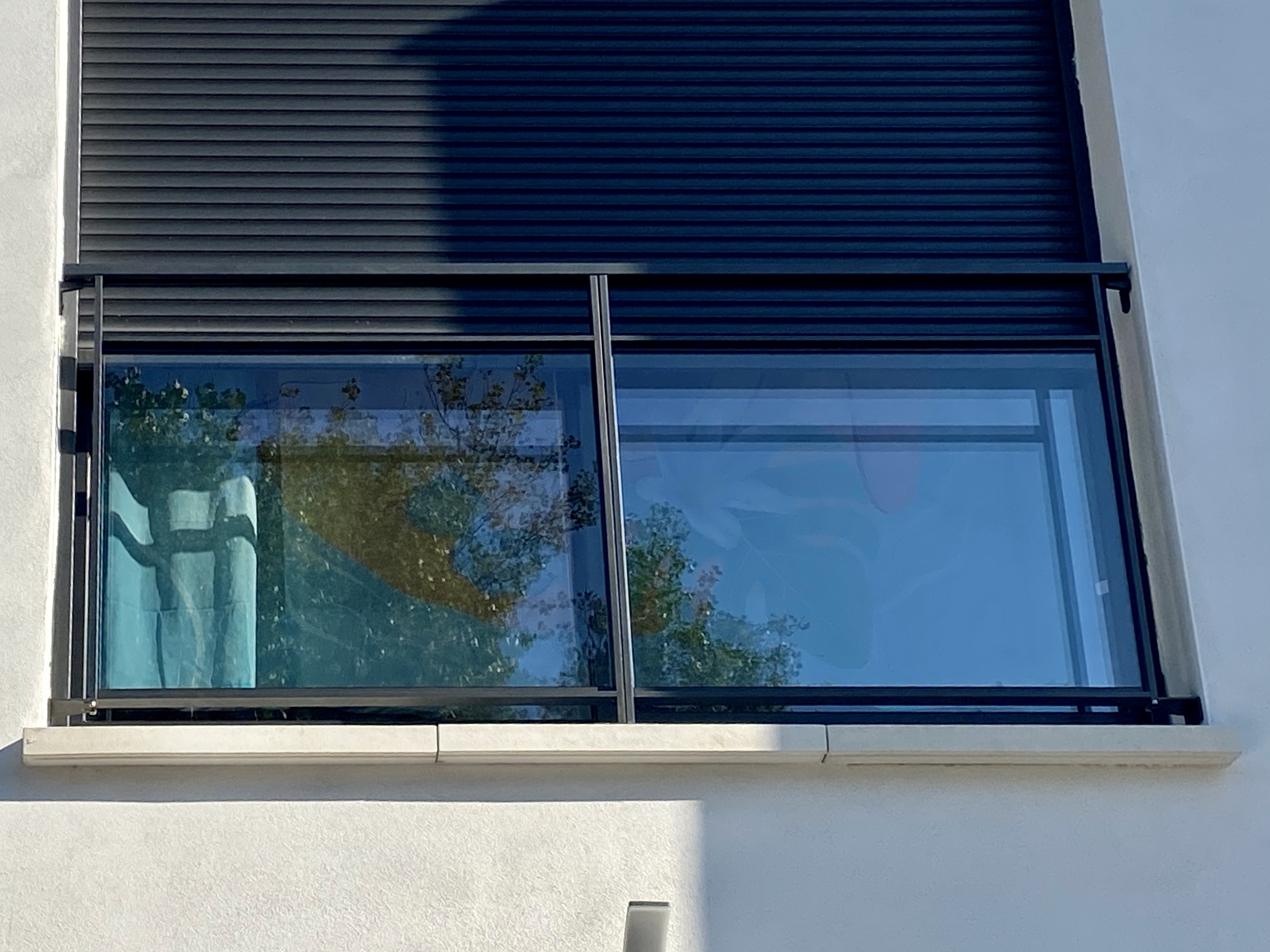 Allège de fenêtre en verre et aluminium