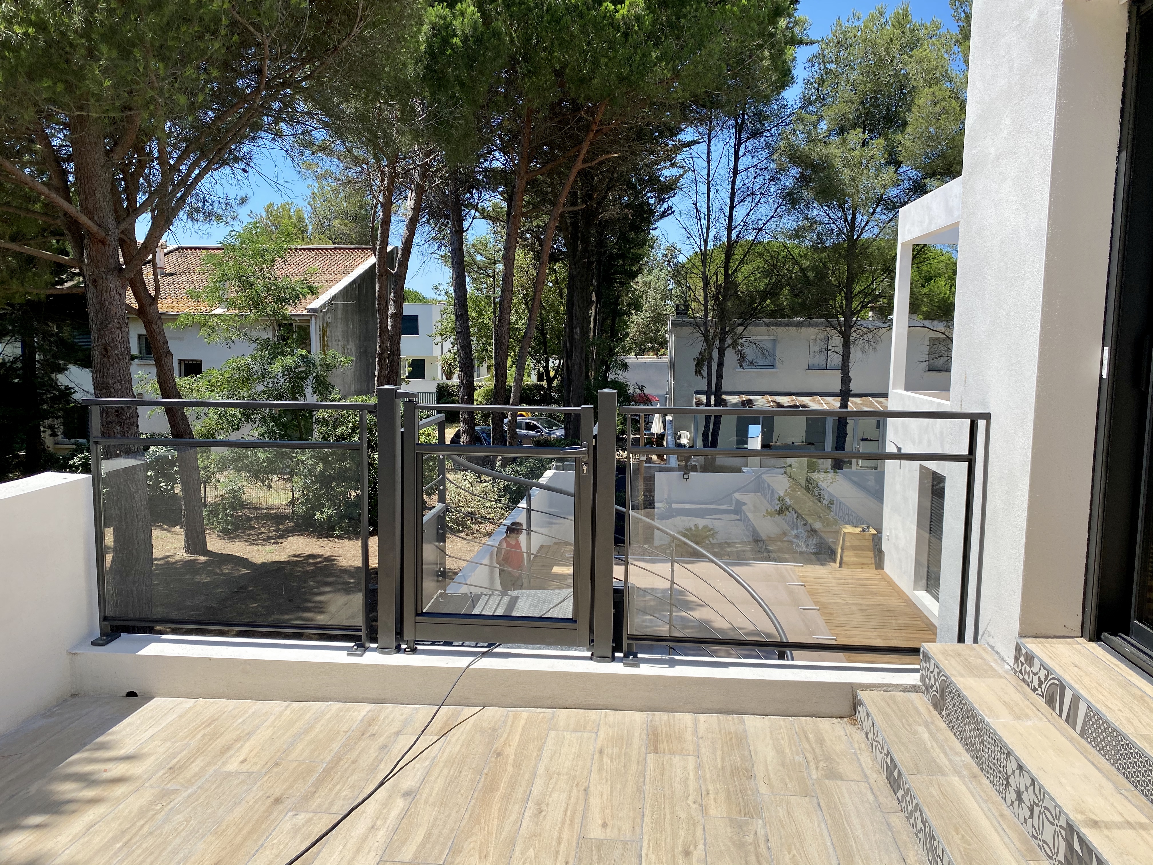 garde corps en verre sur une terrasse à la grande motte