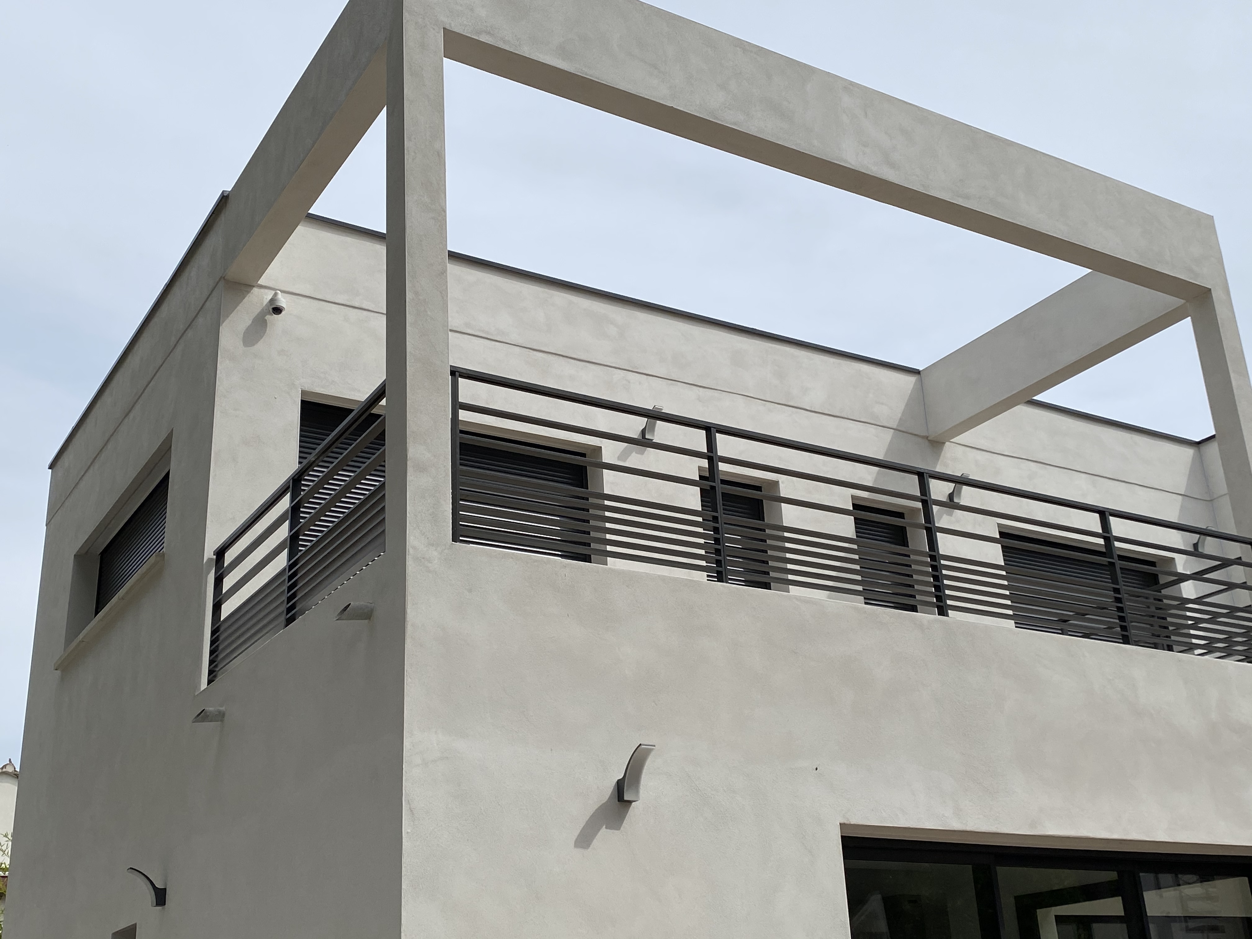 balustrade en aluminium thermolaqué d'une terrasse élégante à la Grande Motte près de Carnon pour un particulier Scal’In Garde Corps Sud