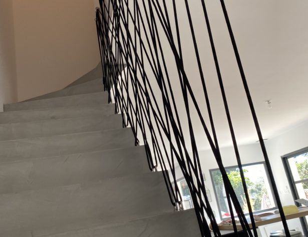 Garde-corps en inox brossé d'un escalier à paillasse contemporain