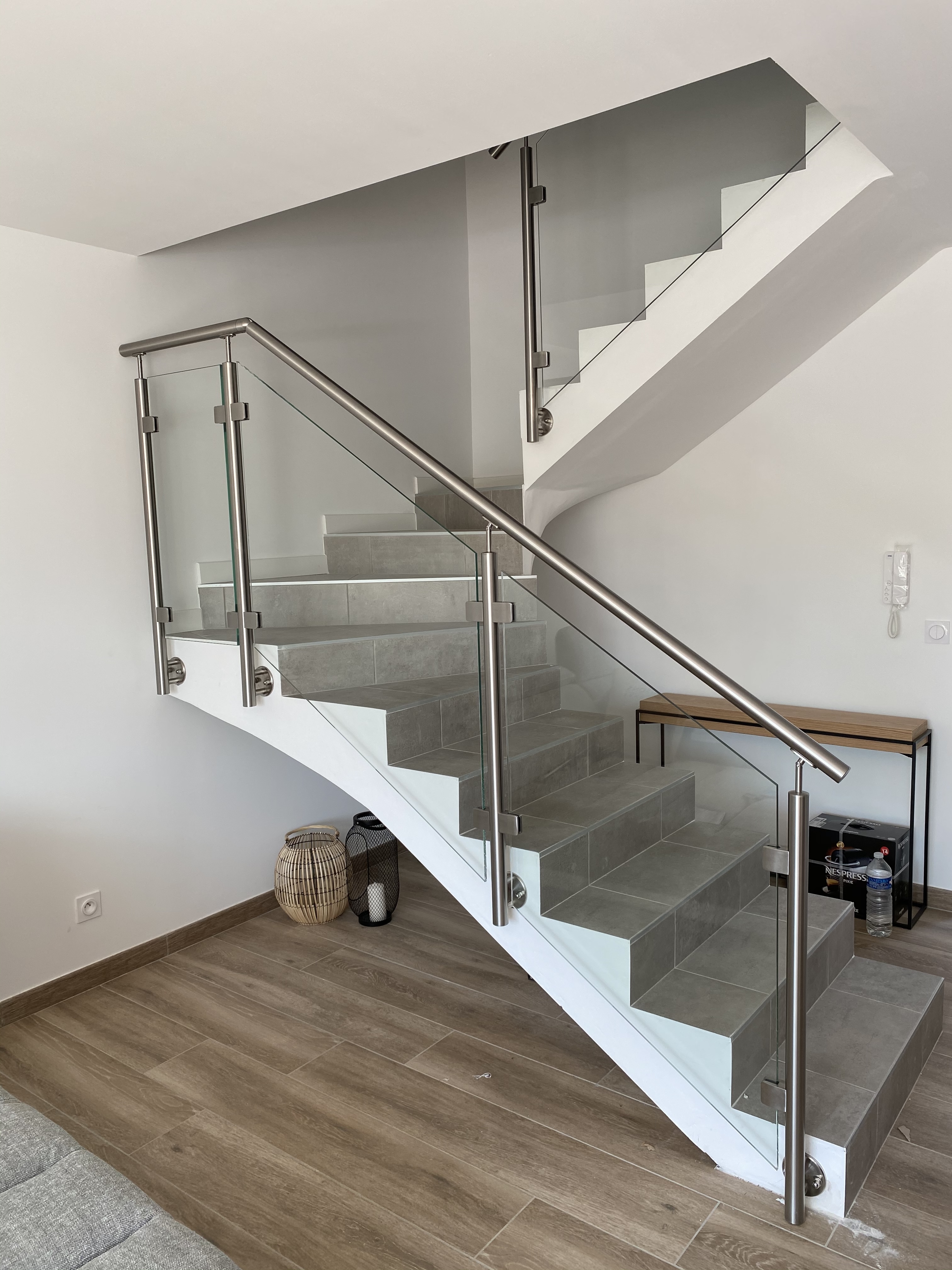 Garde corps en verre et en inox sur un escalier carrelé