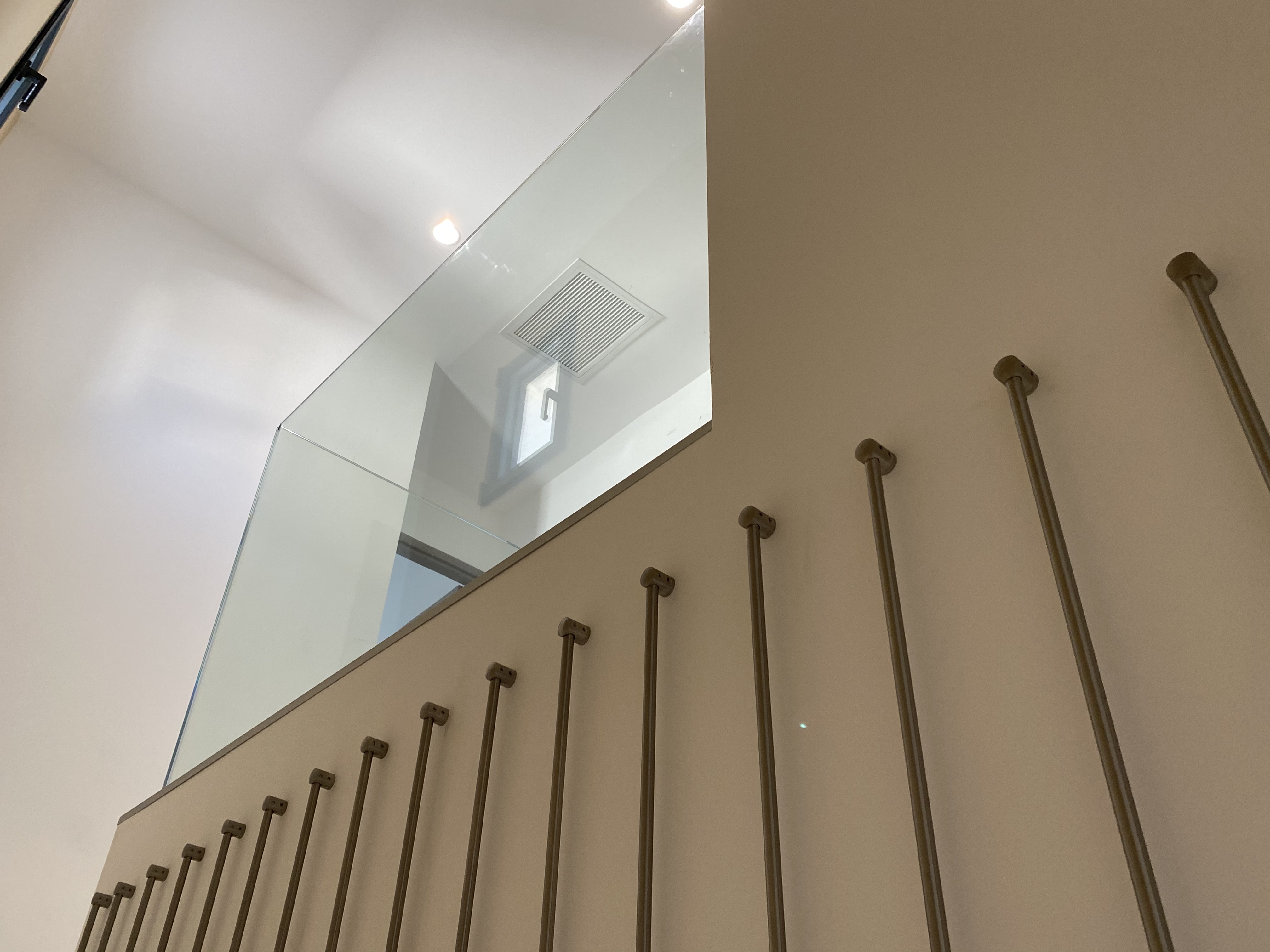 garde corps intérieur en verre dans une maison à Restinclière