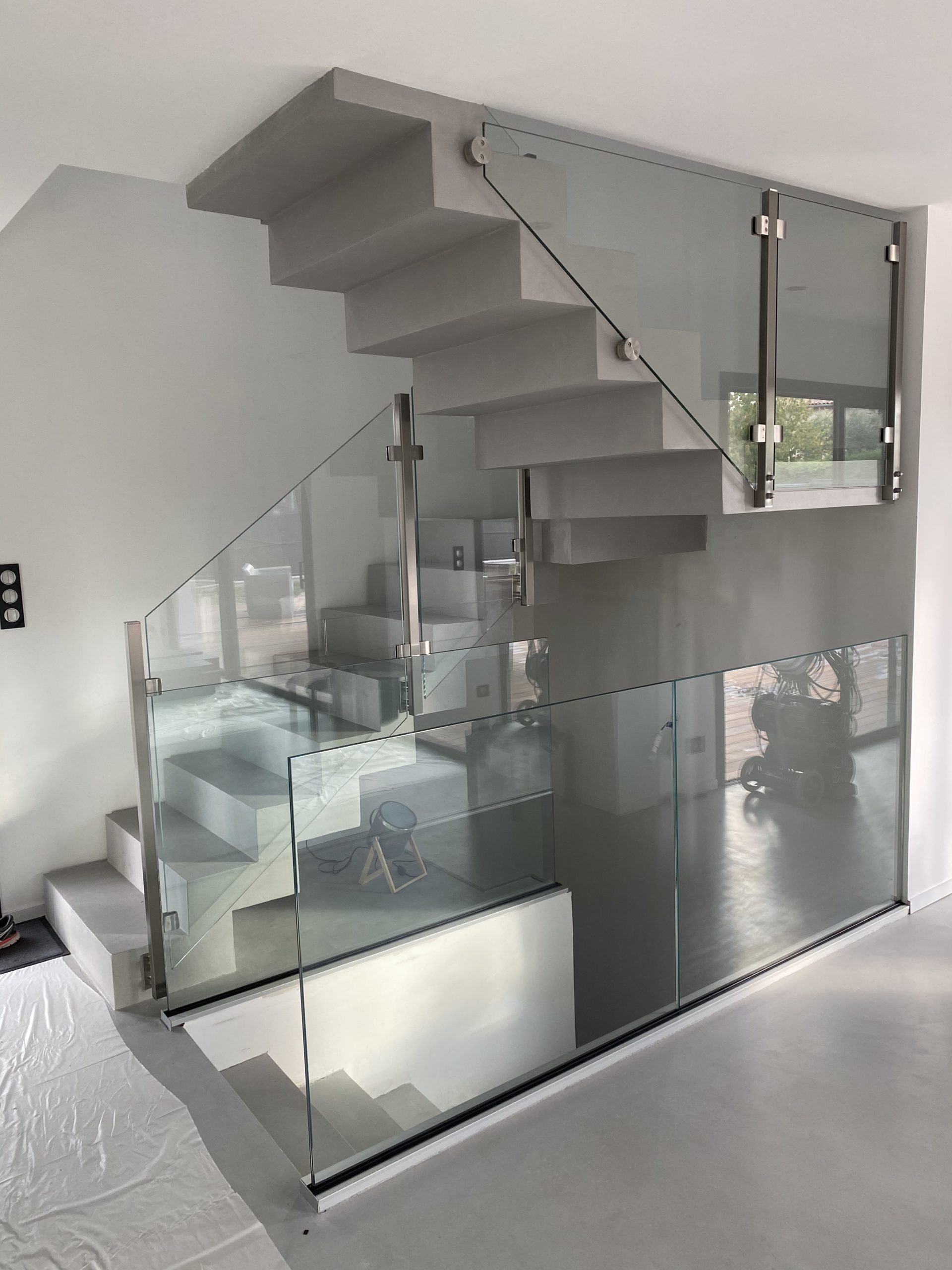 Garde-corps en verre feuilleté trempé d'un escalier à crémaillère en