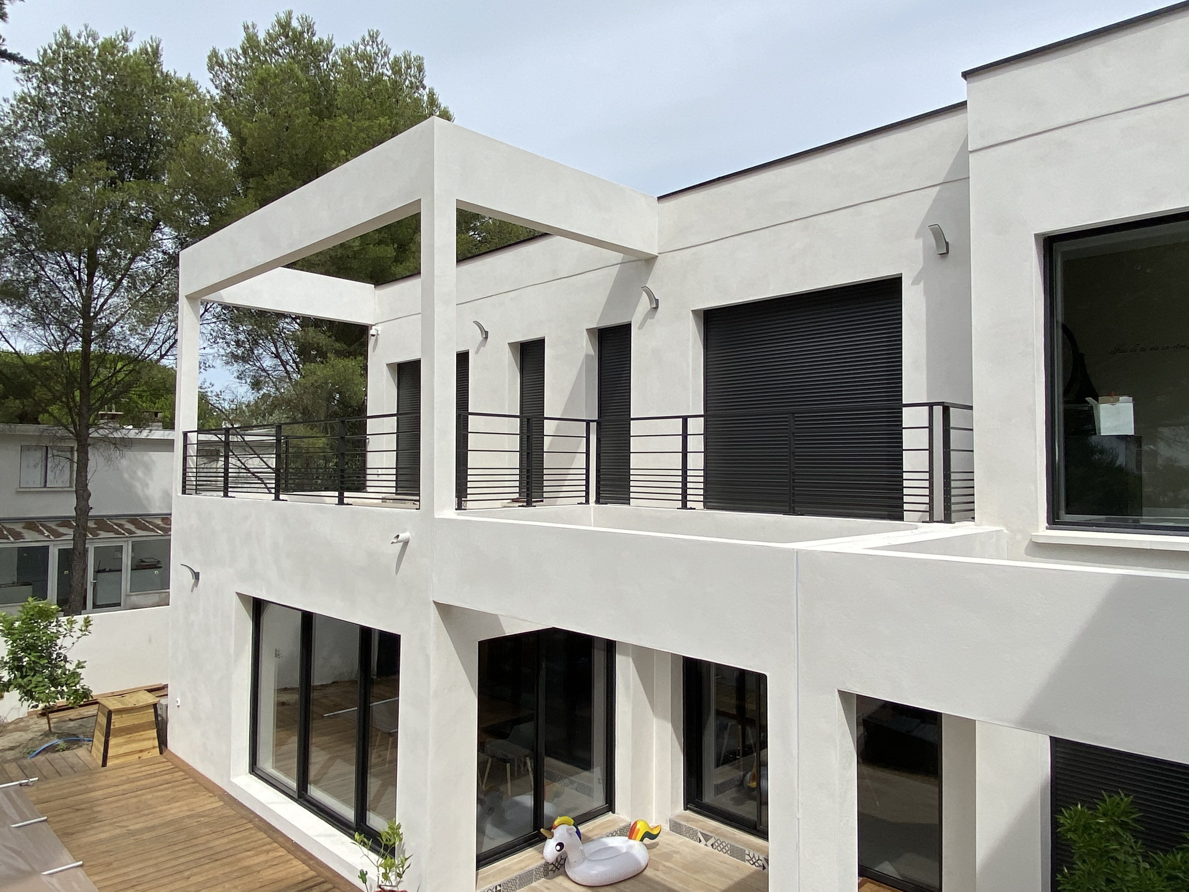 Grande terrasse sécurisé avec un garde corps en aluminium