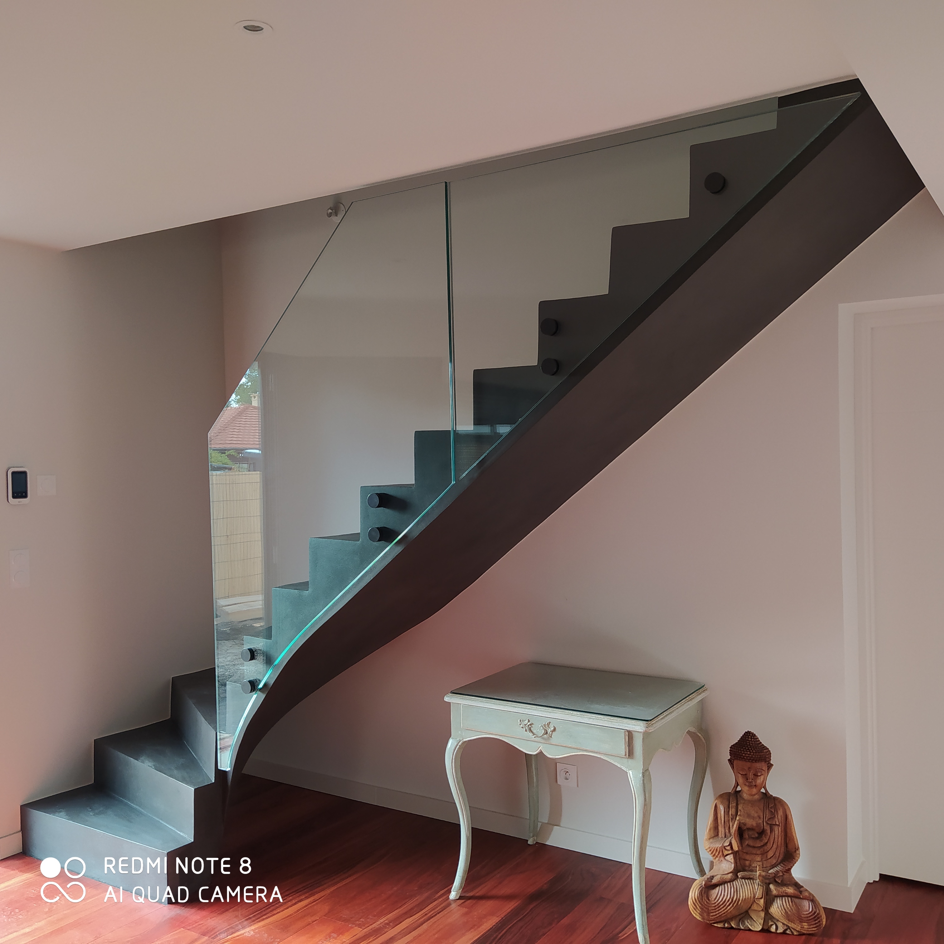 Garde corps sur plots sur un escalier béton ciré