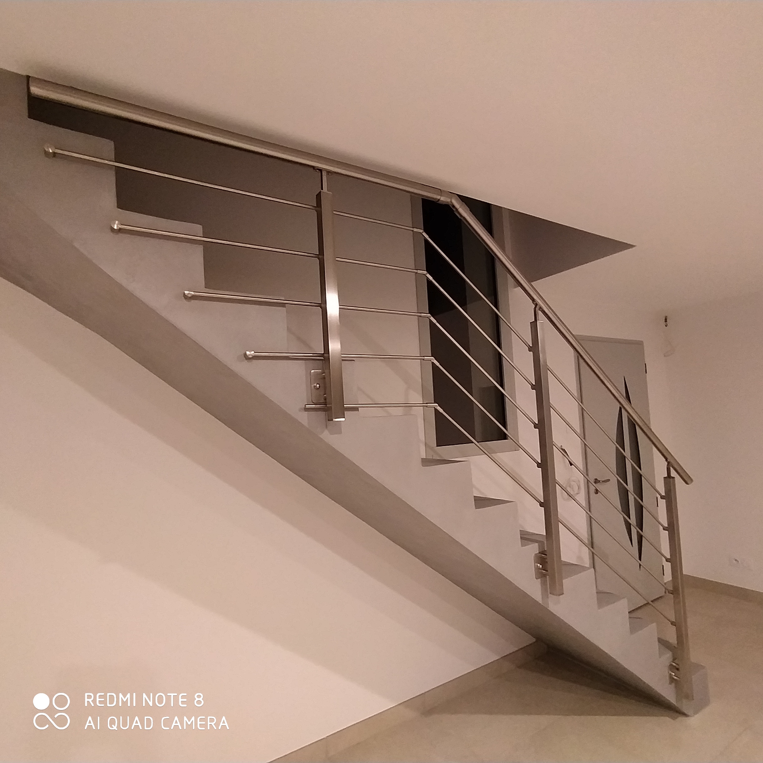 Garde corps d'un escalier habillé d'un béton ciré
