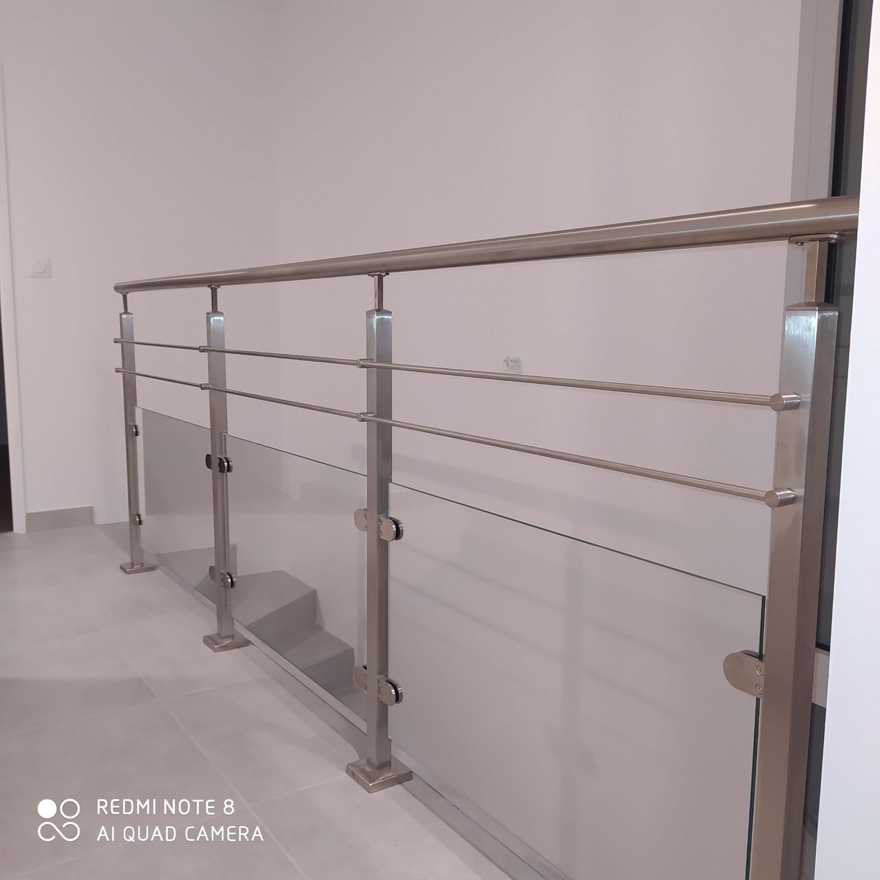 Garde corps en verre et en inox sur un palier d'arrivé