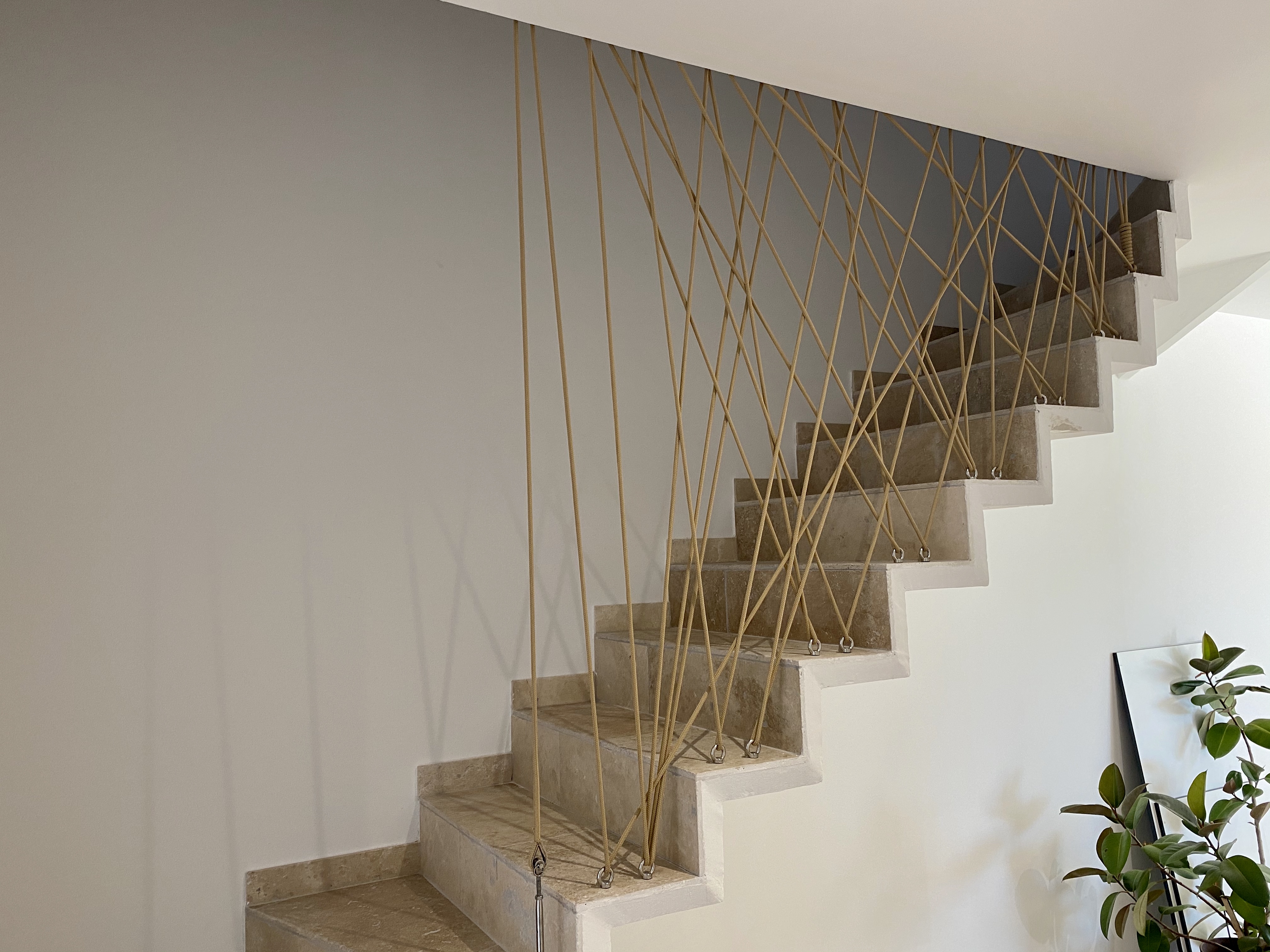 Cordage sur une escalier à Nîmes