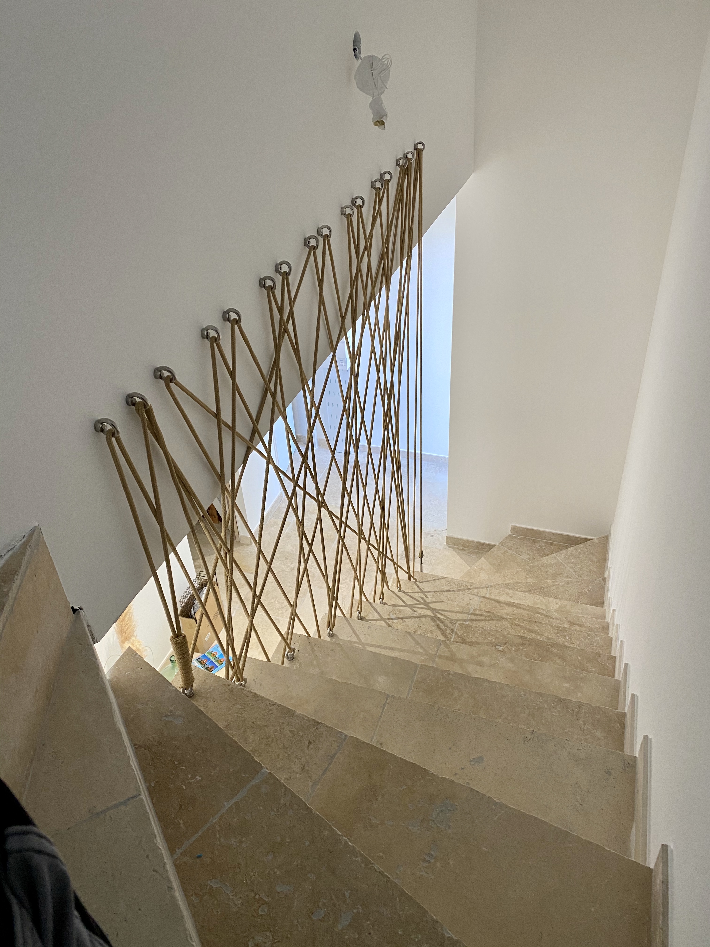 Décoration d'un escalier en cordage