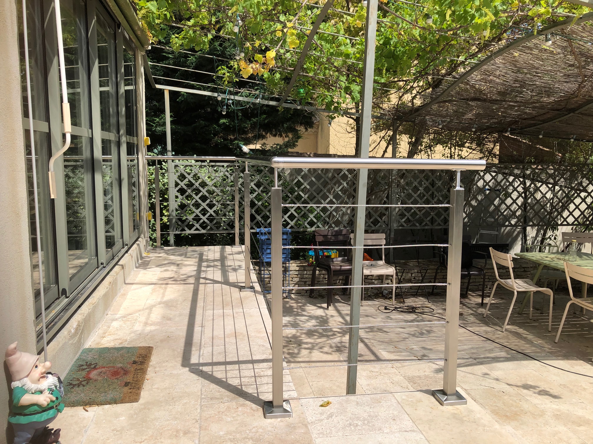Garde corps en tube inox et câble pour protéger une terrasse
