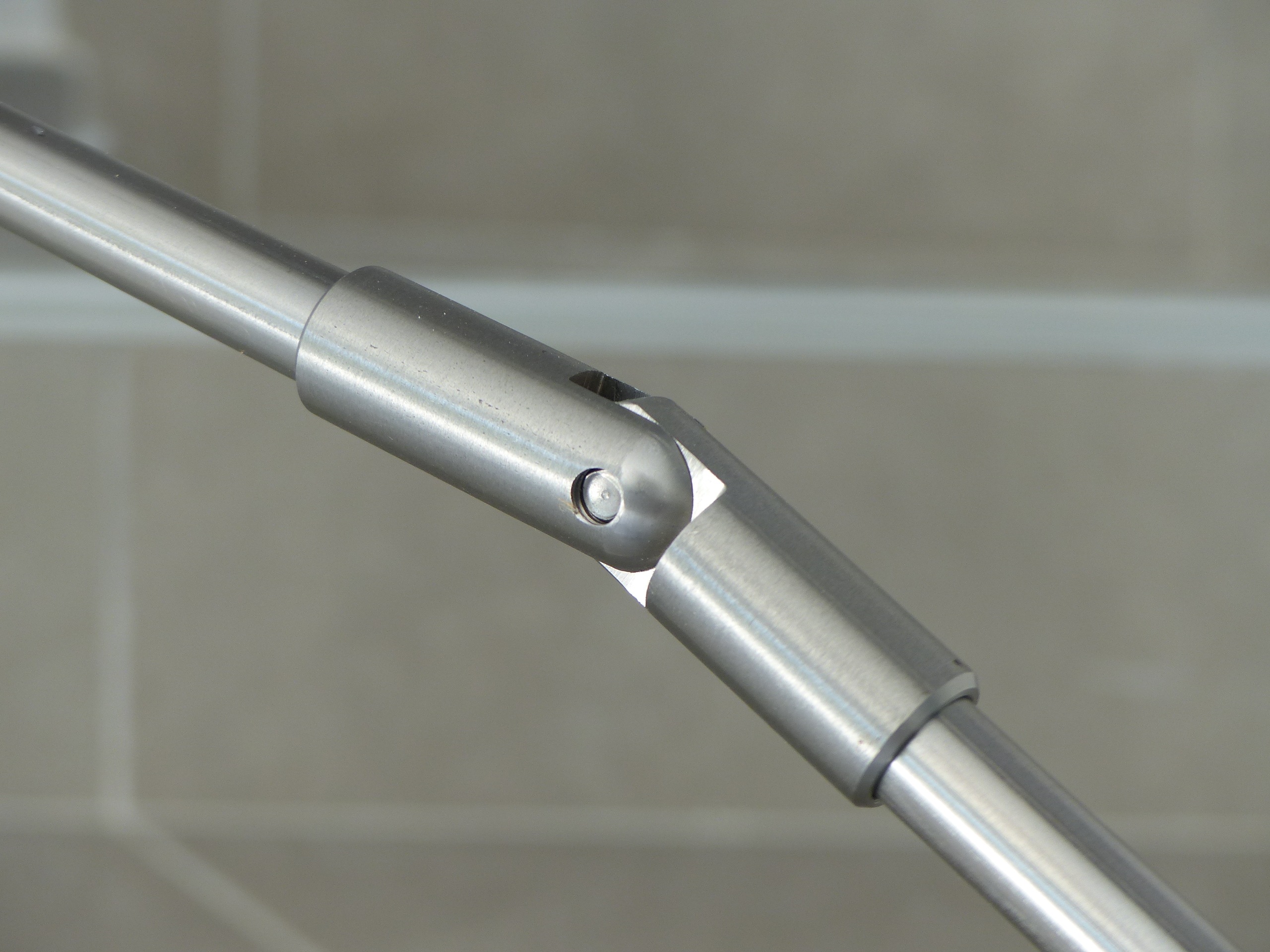Jonction de deux lisse d'un garde corps inox contemporain