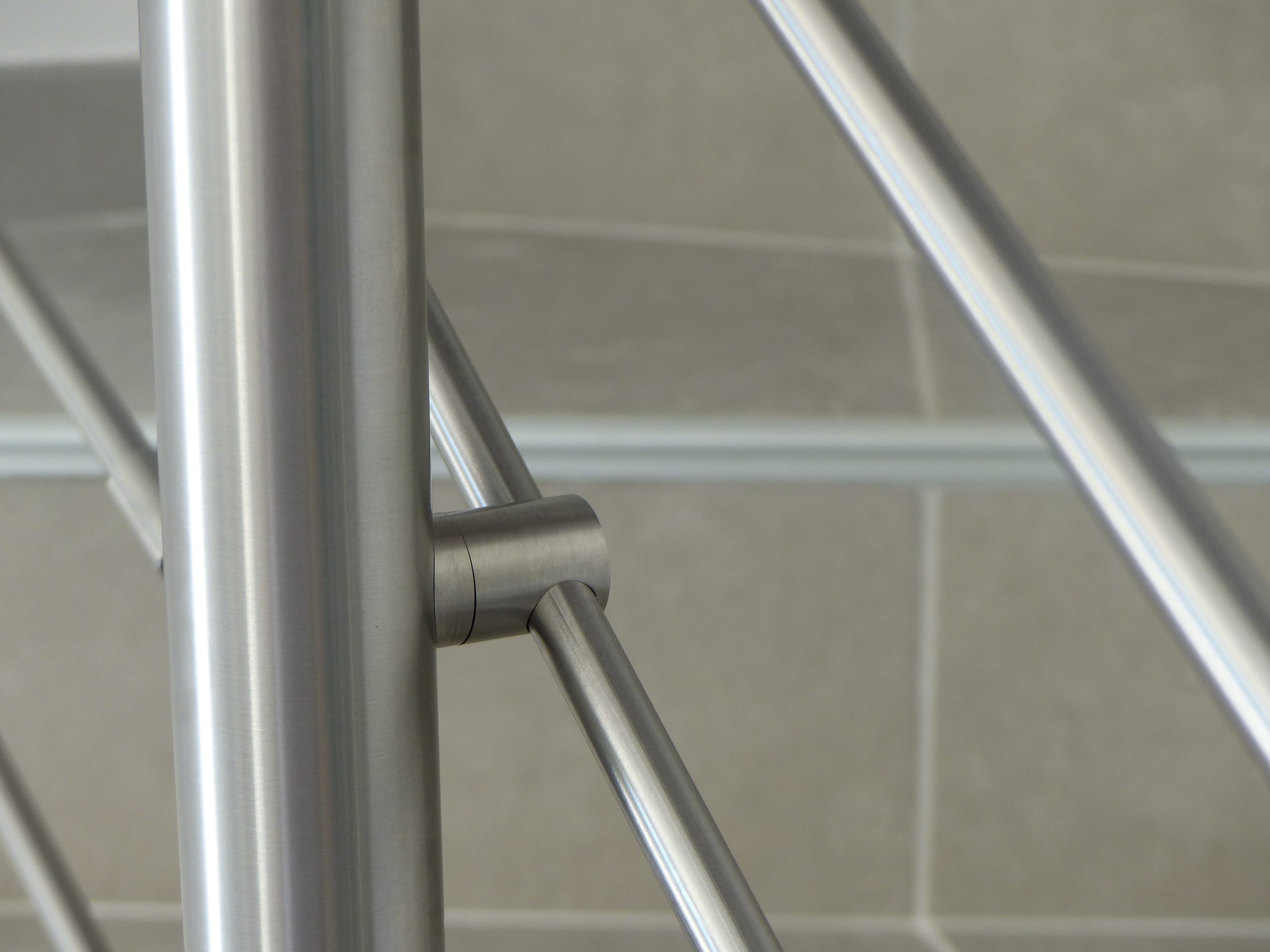 Lisse en inox d'un garde corps sur un escalier béton