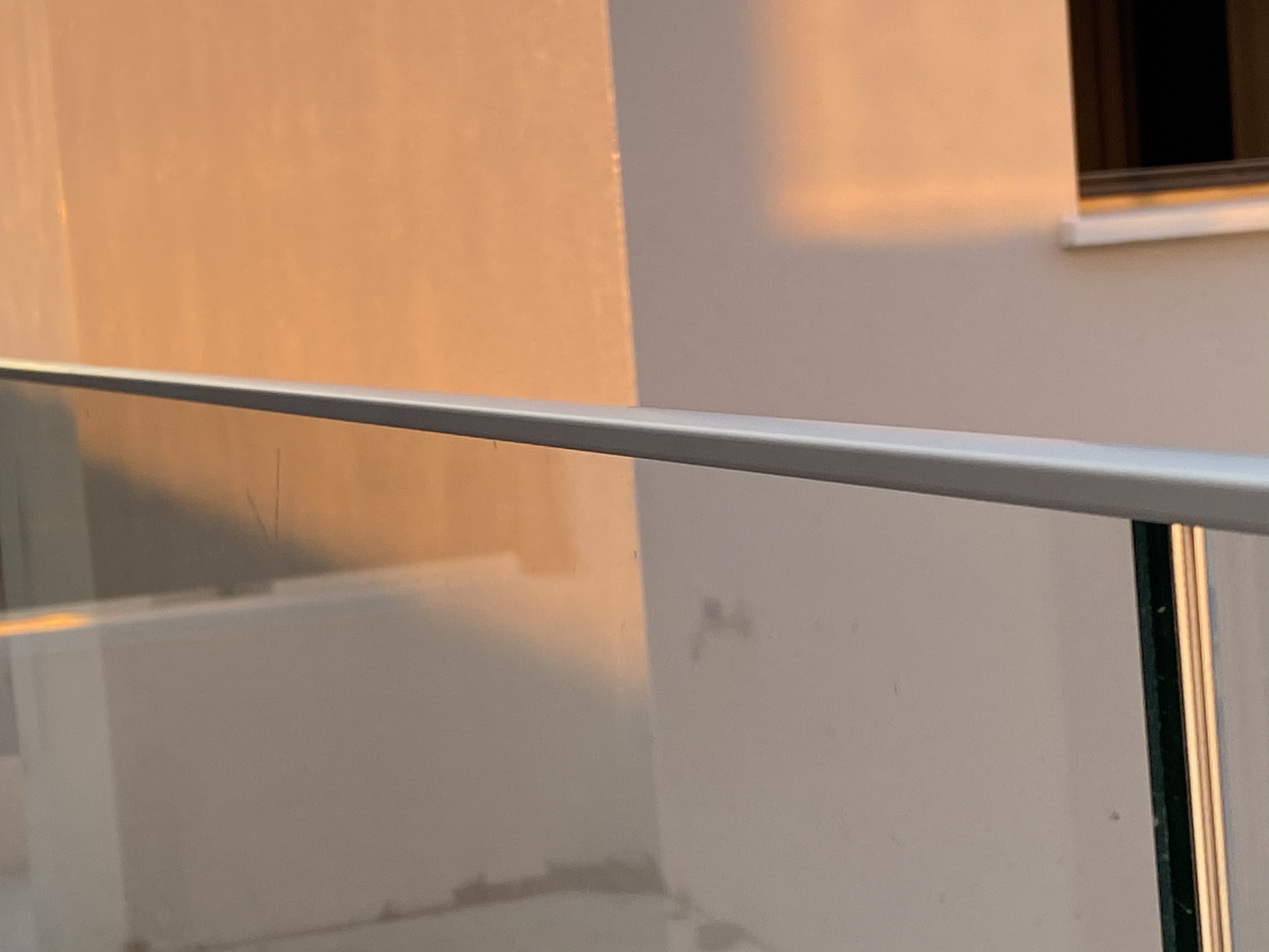 profil en U aluminium sur le garde corps en verre
