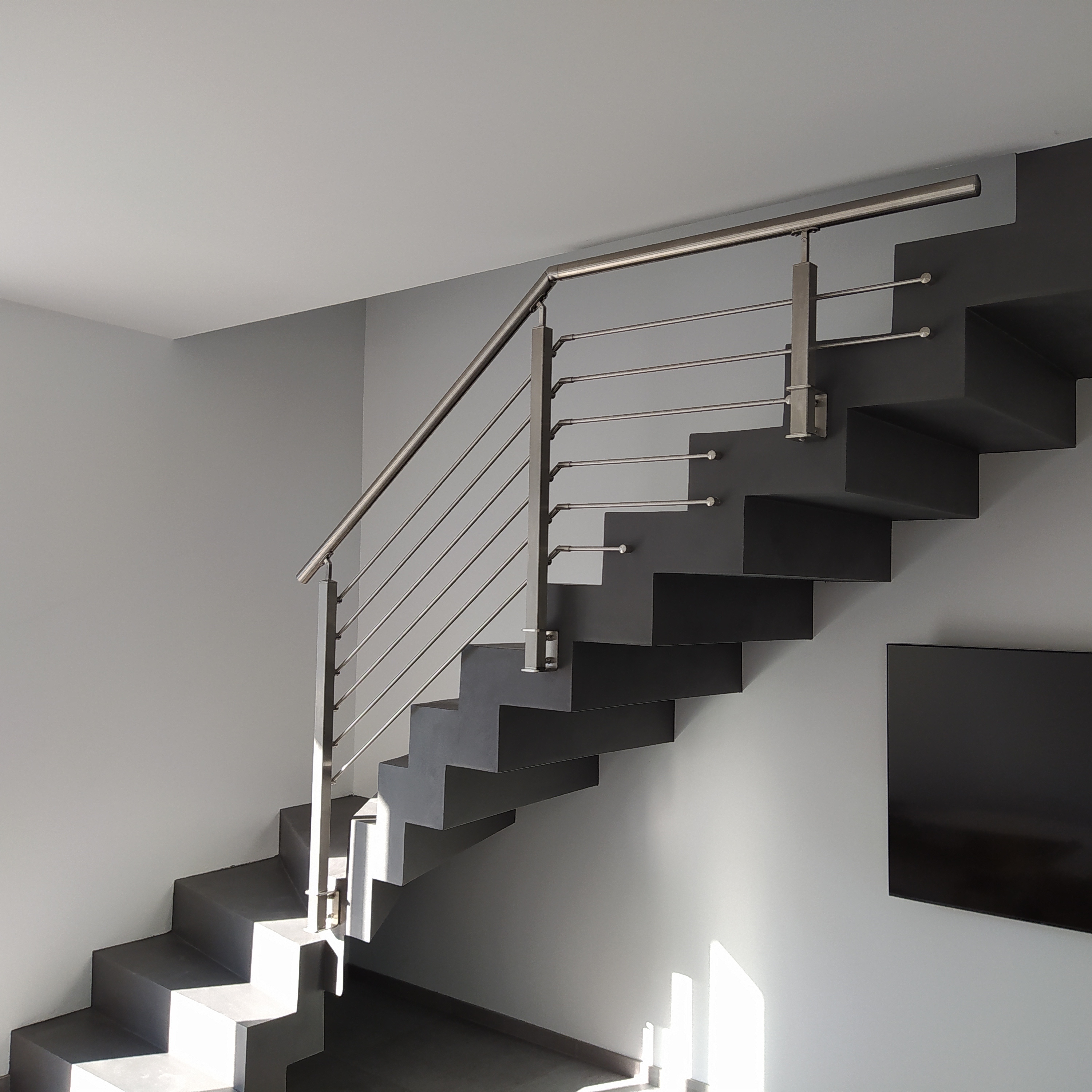 Balustrade en inox pour protéger la descente d'un escalier design près de Biganos.