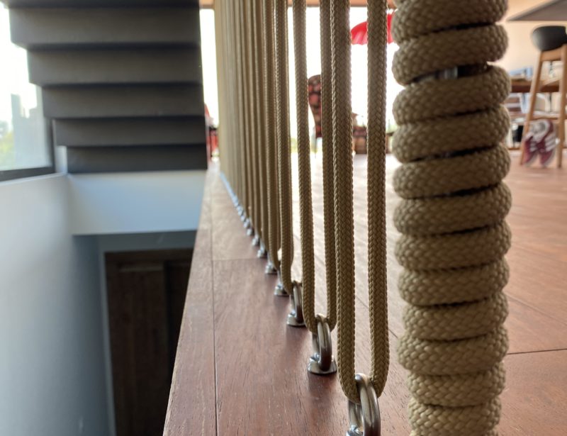 Protection en cordage marine d'un escalier à crémaillère remarquable