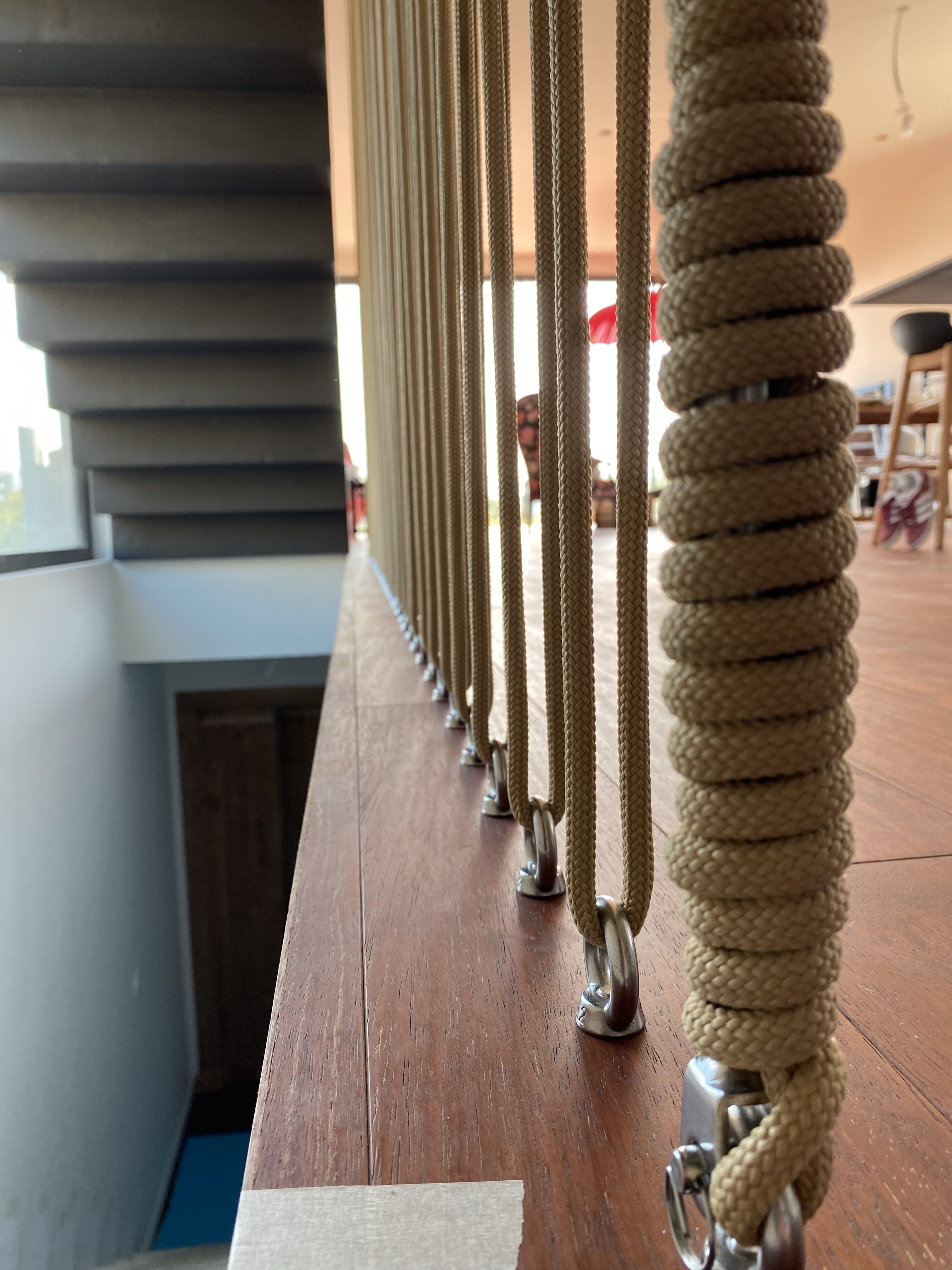 Cordage d'une cage d'escalier dans une maison individuelle.