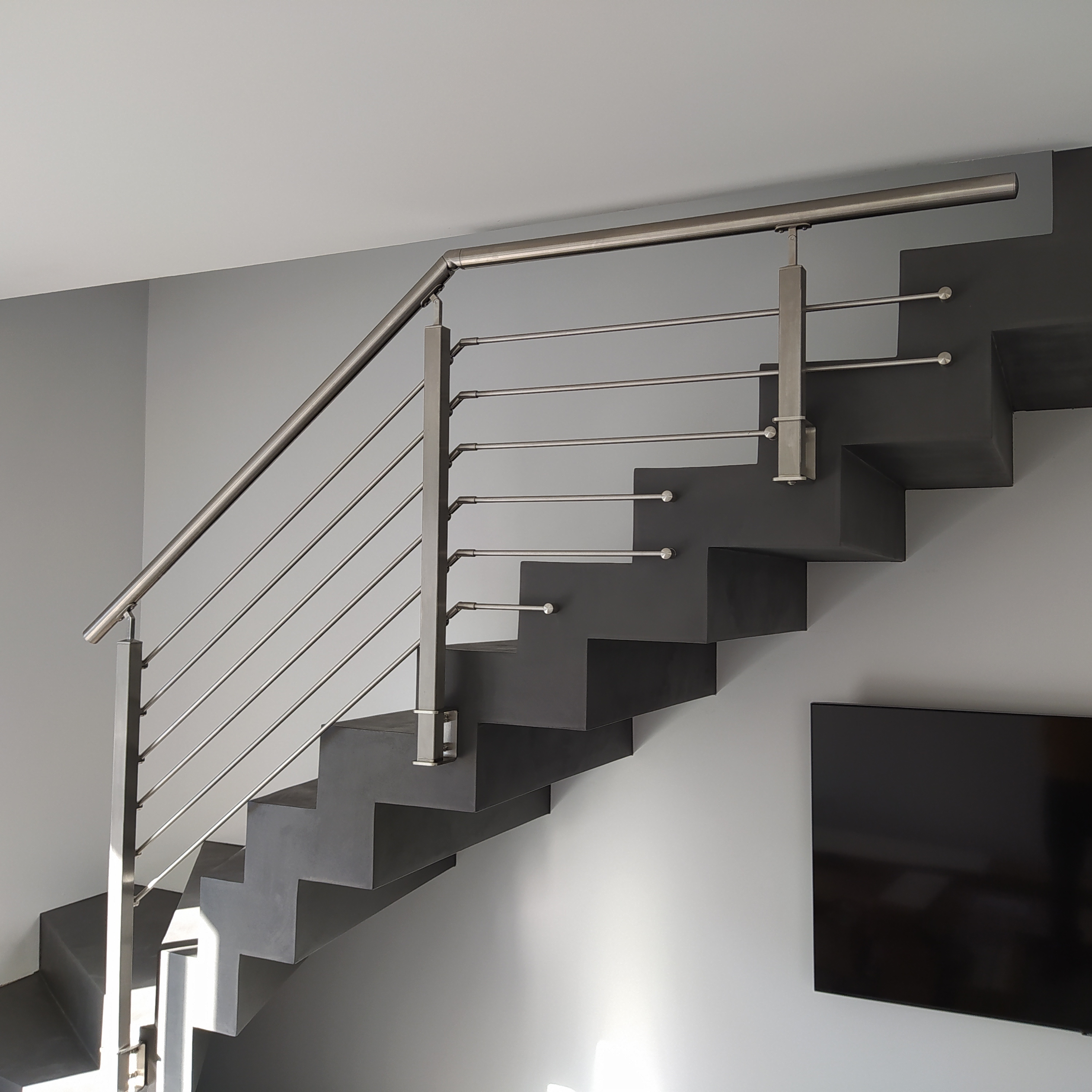Garde corps en inox brossé sur un escalier crémaillère en béton ciré à Andernos.