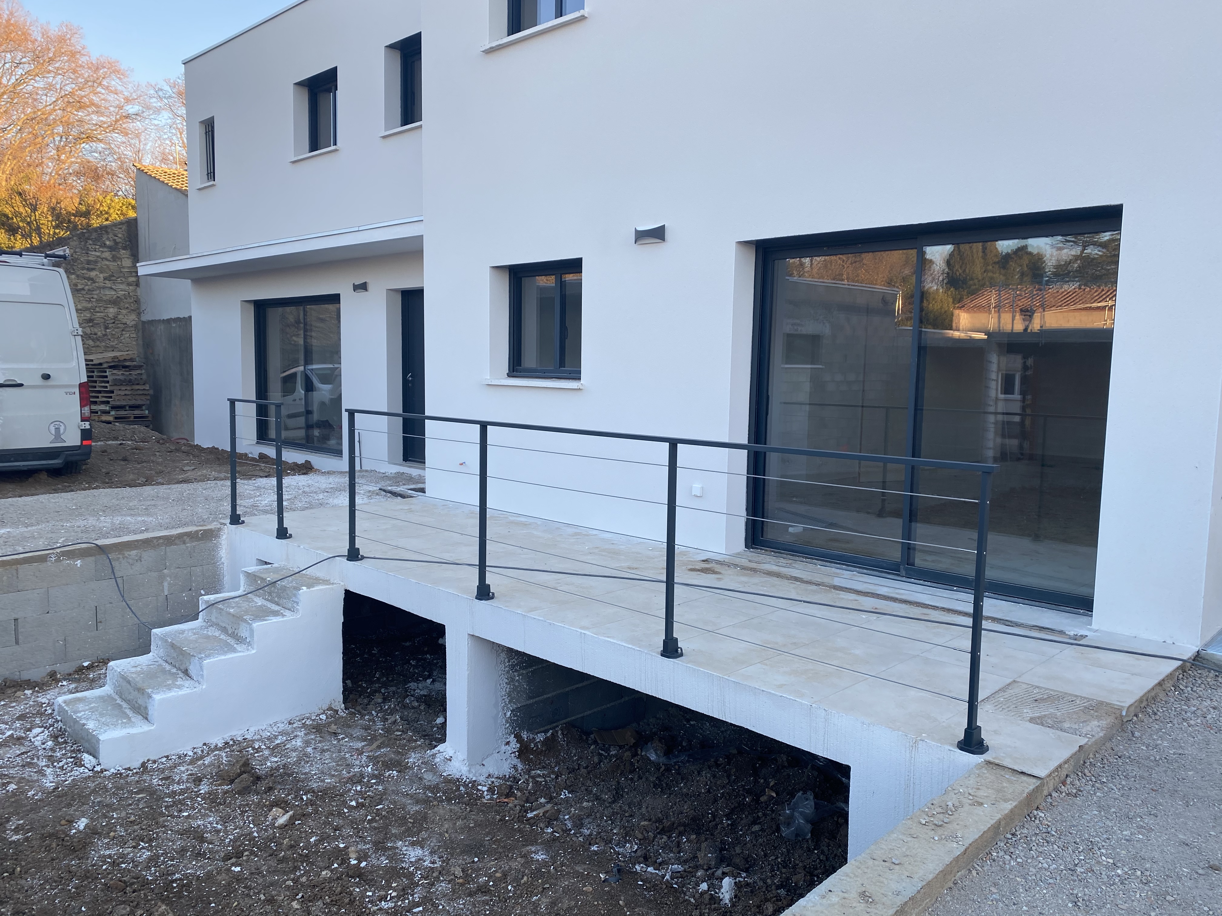 Garde corps posé à la française en Aluminium thermolaqué et cable inox d'une terrasse à Aimargues.