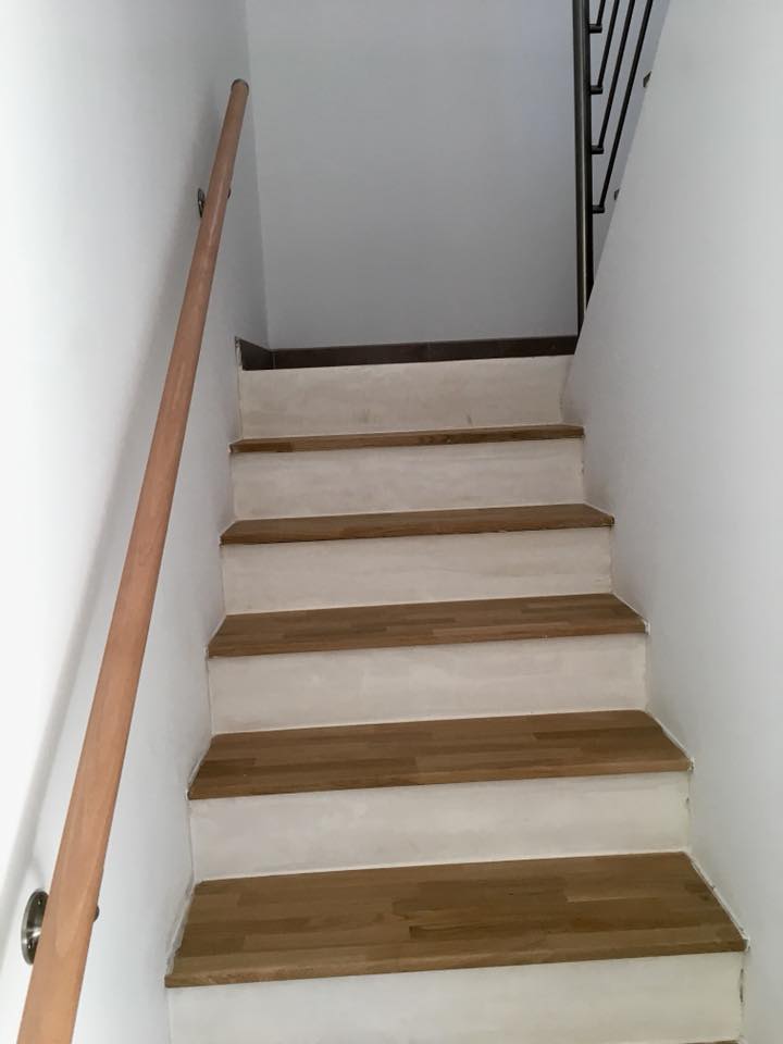 Main courante en bois et inox d'un escalier dans une maison individuelle près de Montpellier dans le Languedoc.