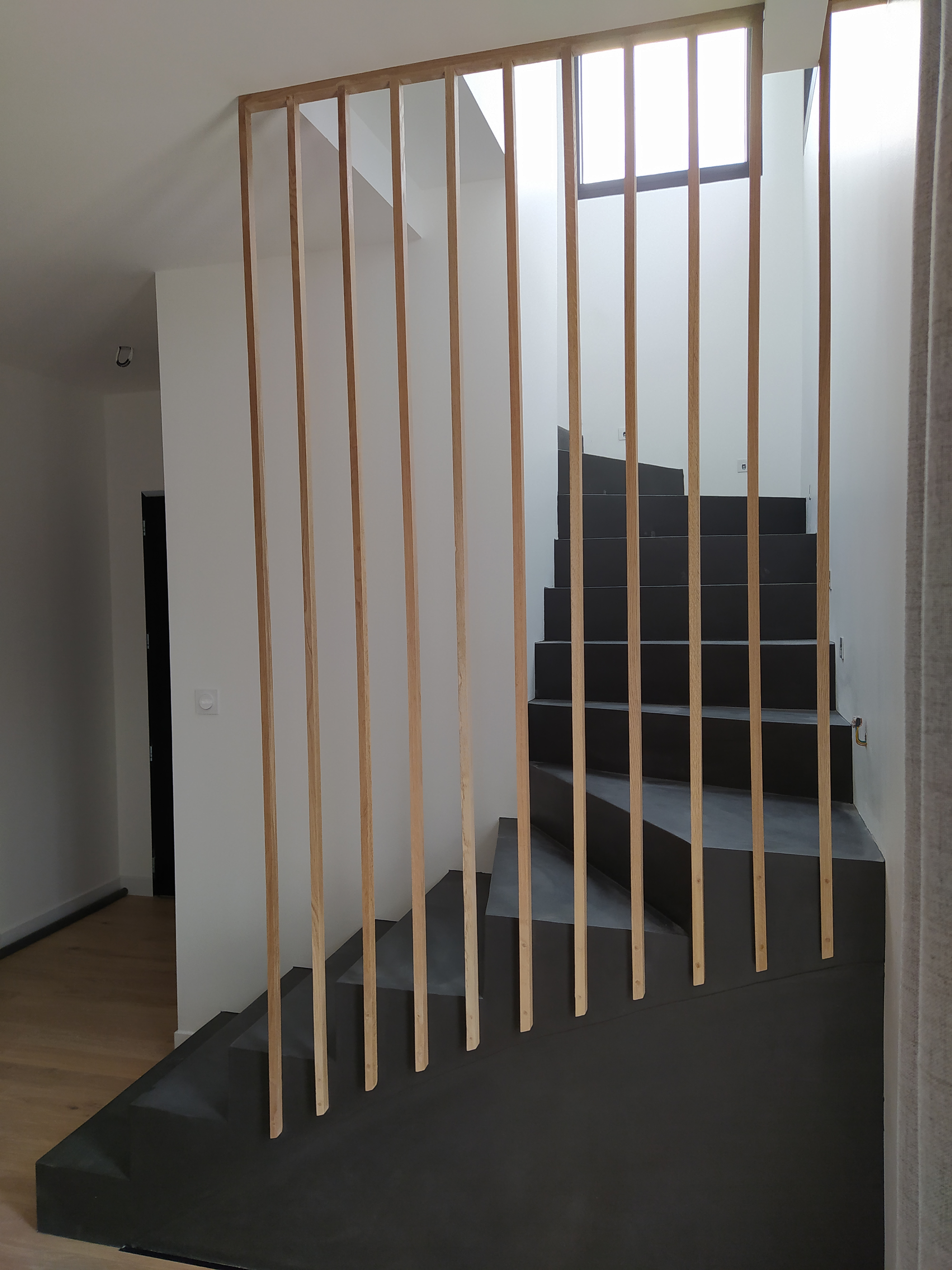 Protection d'un escalier avec un garde corps harpe en bois.
