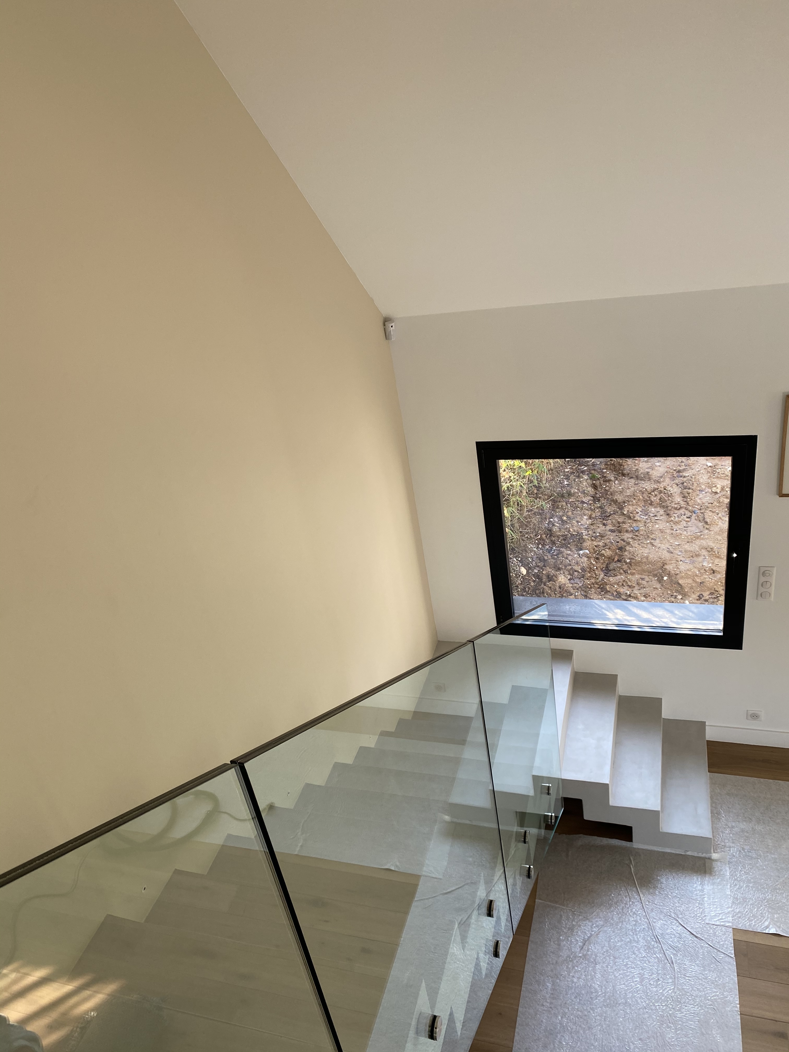 fixation sur plots d'un garde corps sur un escalier