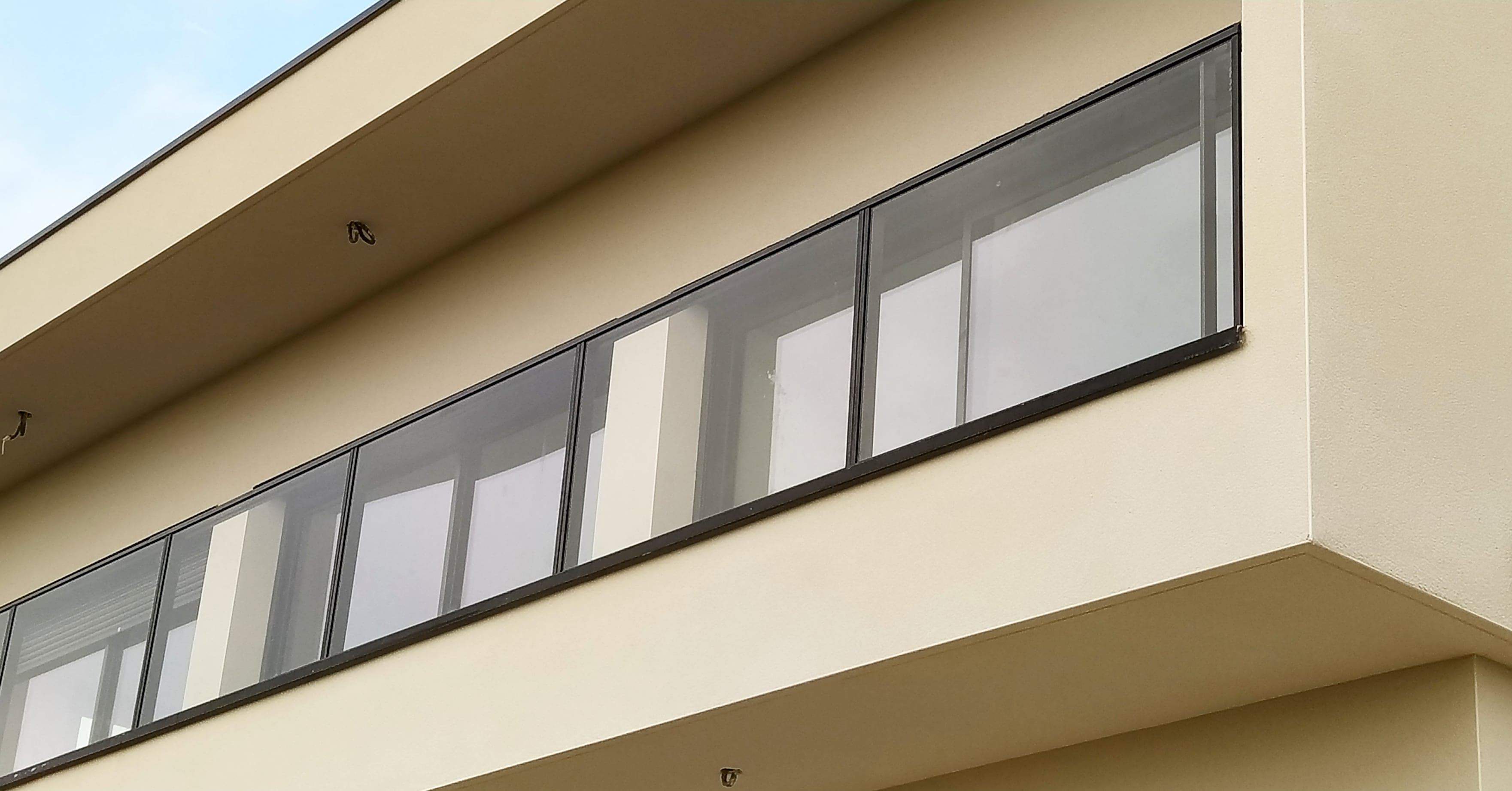 garde corps en verre et aluminium thermolaqué sur Montpellier