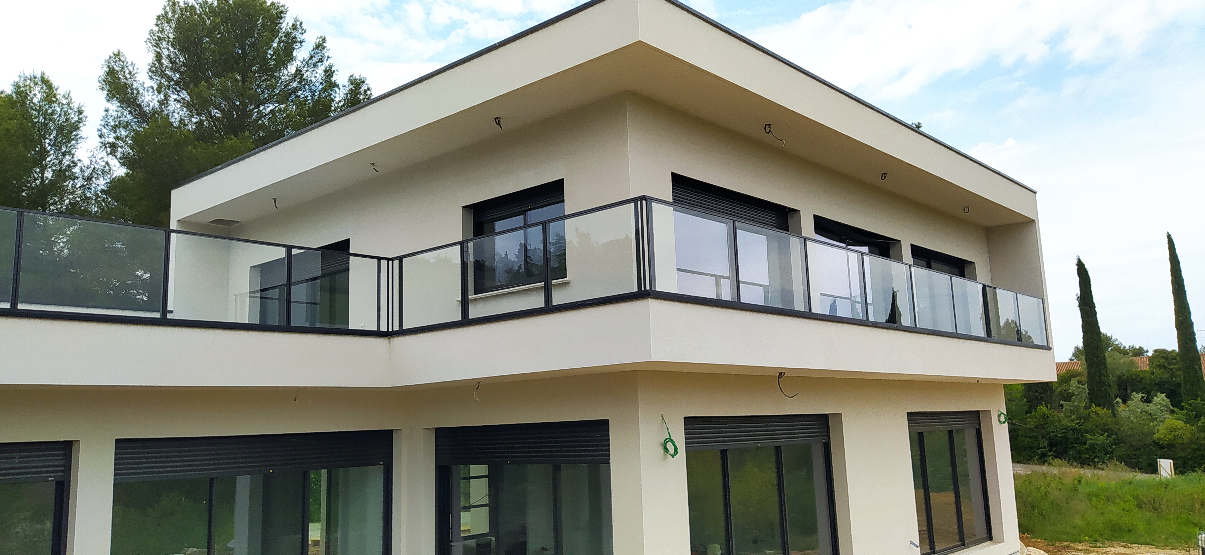 terrasse d'une maison individuelle protégé par un garde corps en verre et alluminium