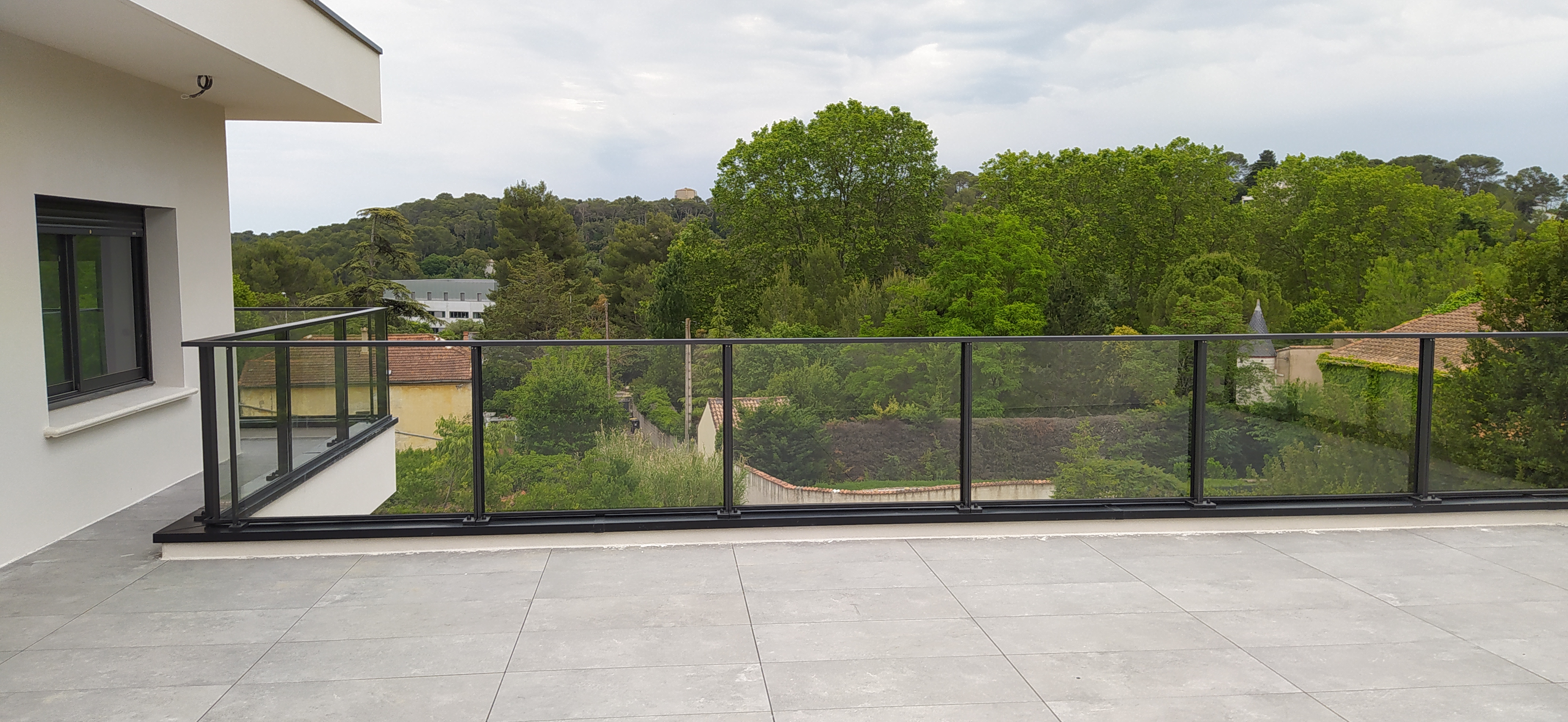 vue de la terrasse grâce à un garde corps verre dans le languedoc