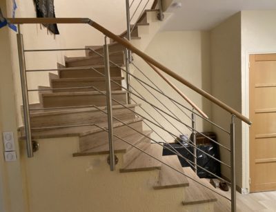 cinq lisse en inox et main courante en bois pour une rénovation d'escalier près de Montpellier