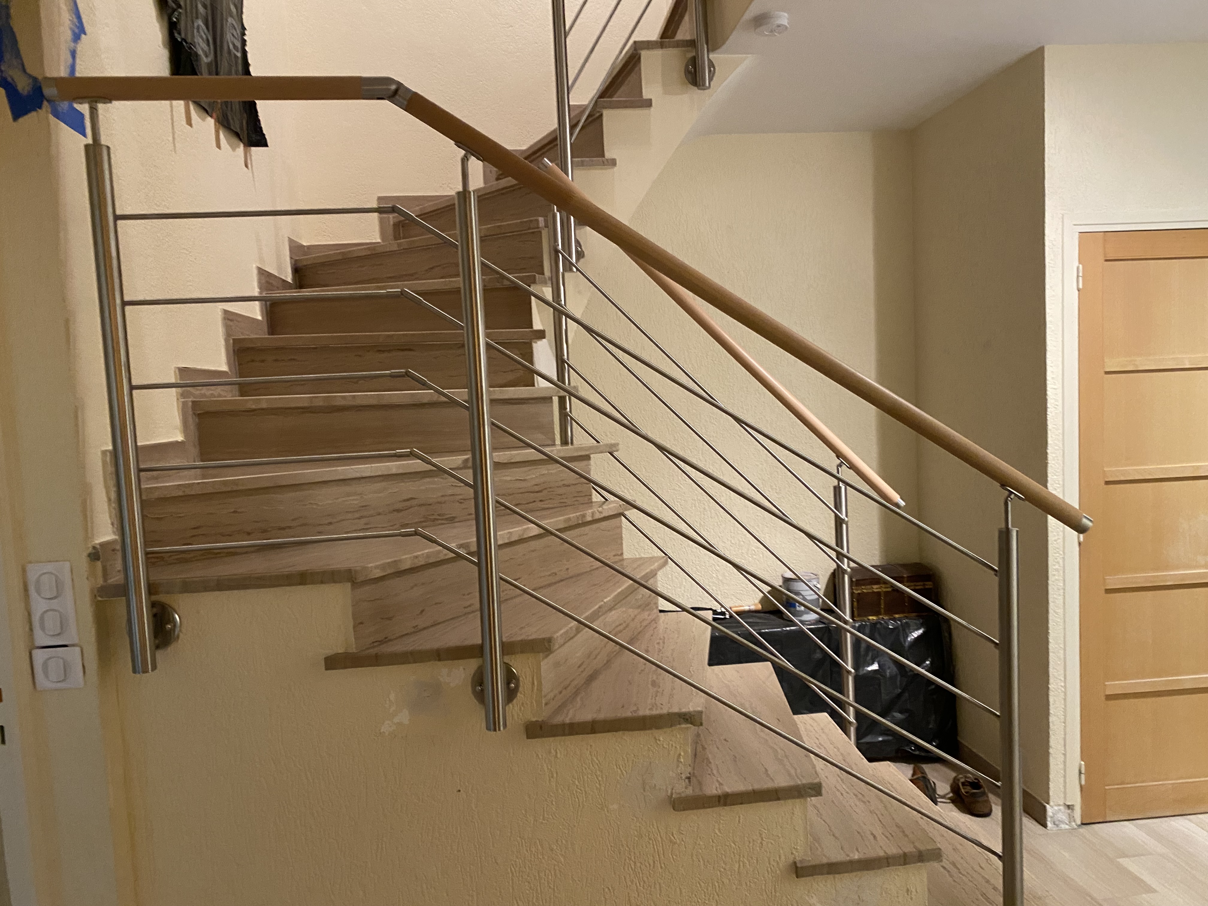 cinq lisse en inox et main courante en bois pour une rénovation d'escalier près de Montpellier