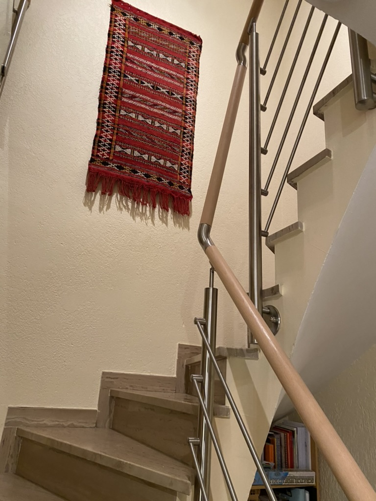 garde corps à l'intérieur d'un escalier avec main courante en bois et lisse en Inox dans l'Hérault