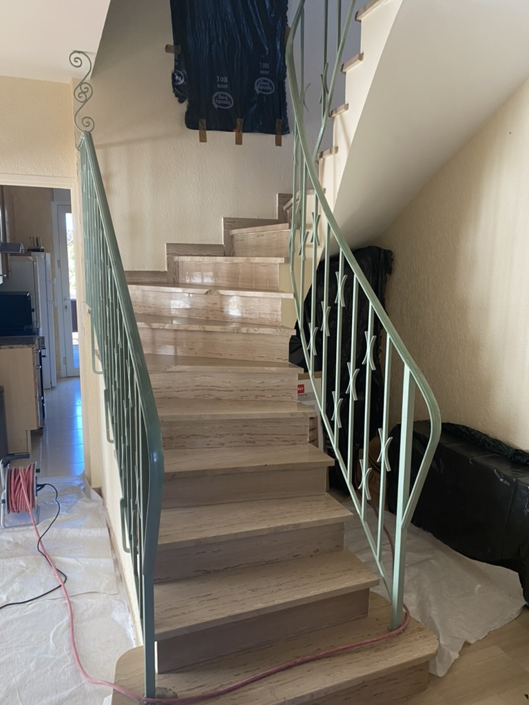 garde corps en fer forgé avant réfaction sur un escalier près de Palavas