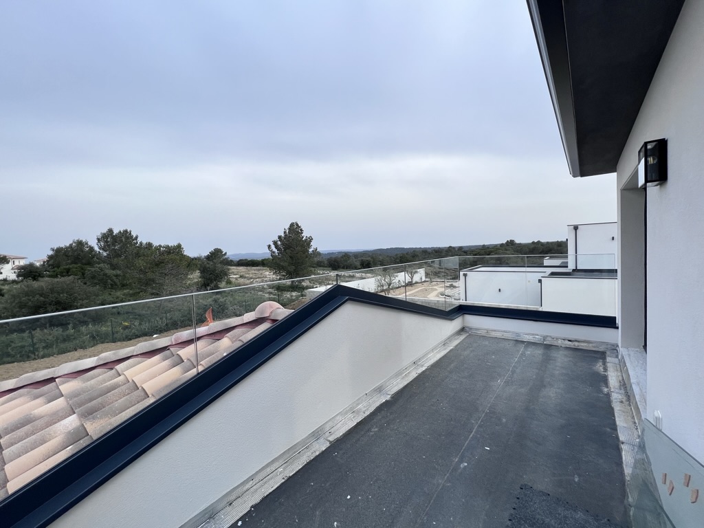 Terrasse sécurisé par un verre sur rail thermolaqué