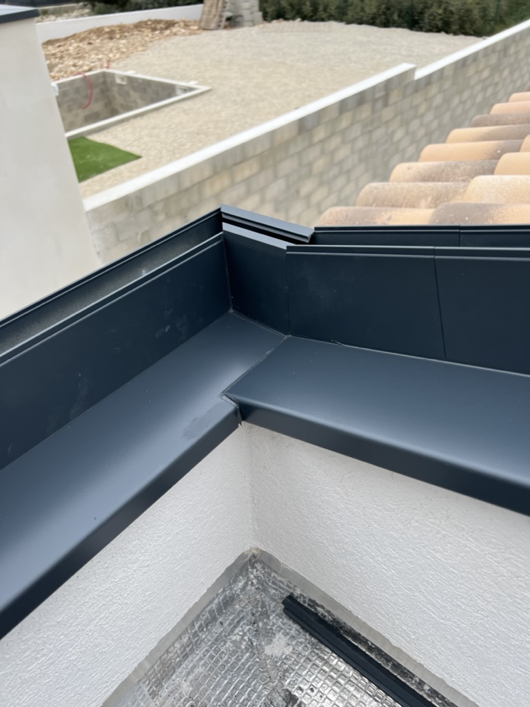 Verre qur rail thermolaqué d'une terrasse à Nimes dans le Gard