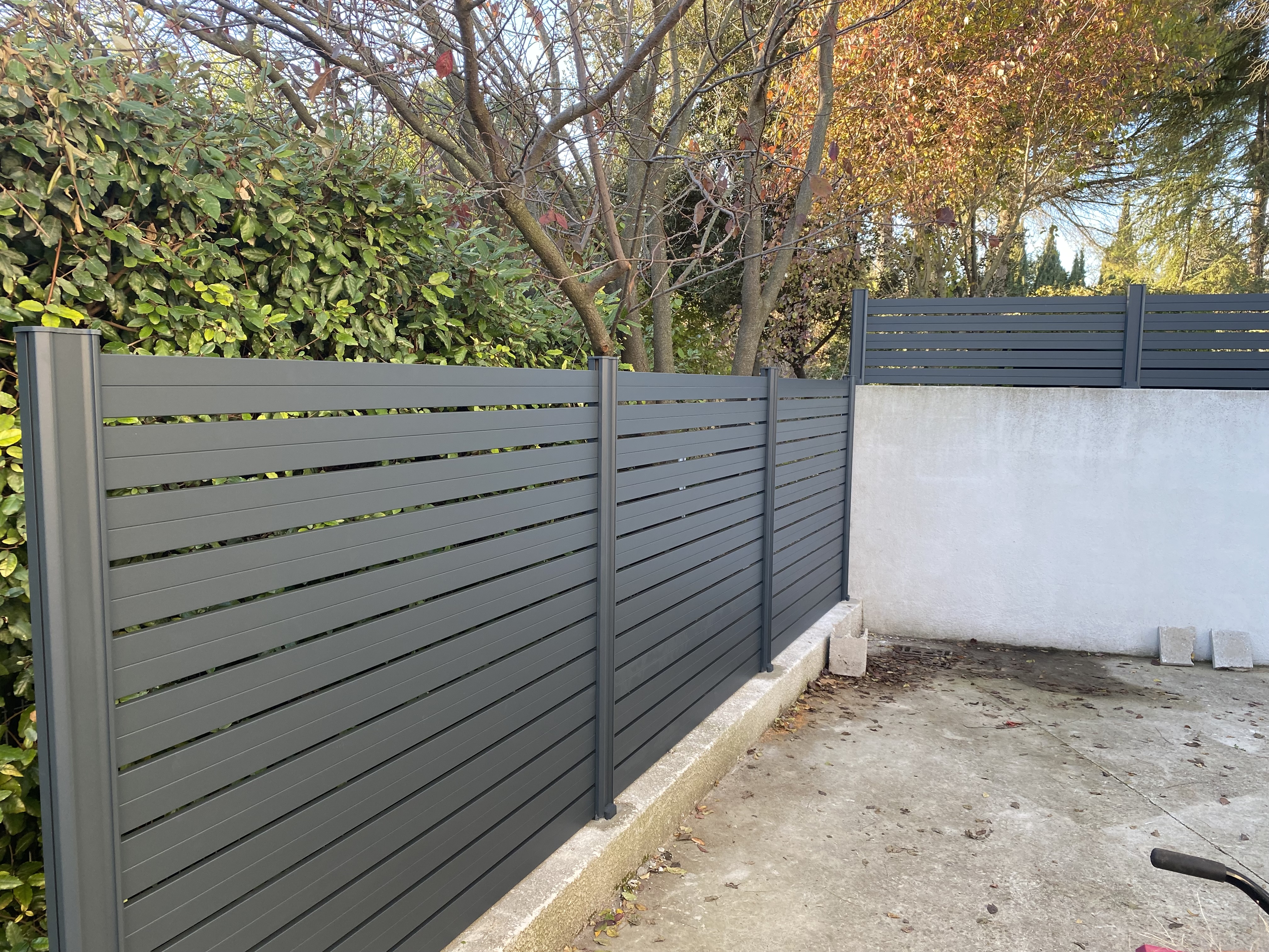 brise vue en aluminium autour d'une propriété à Teyran