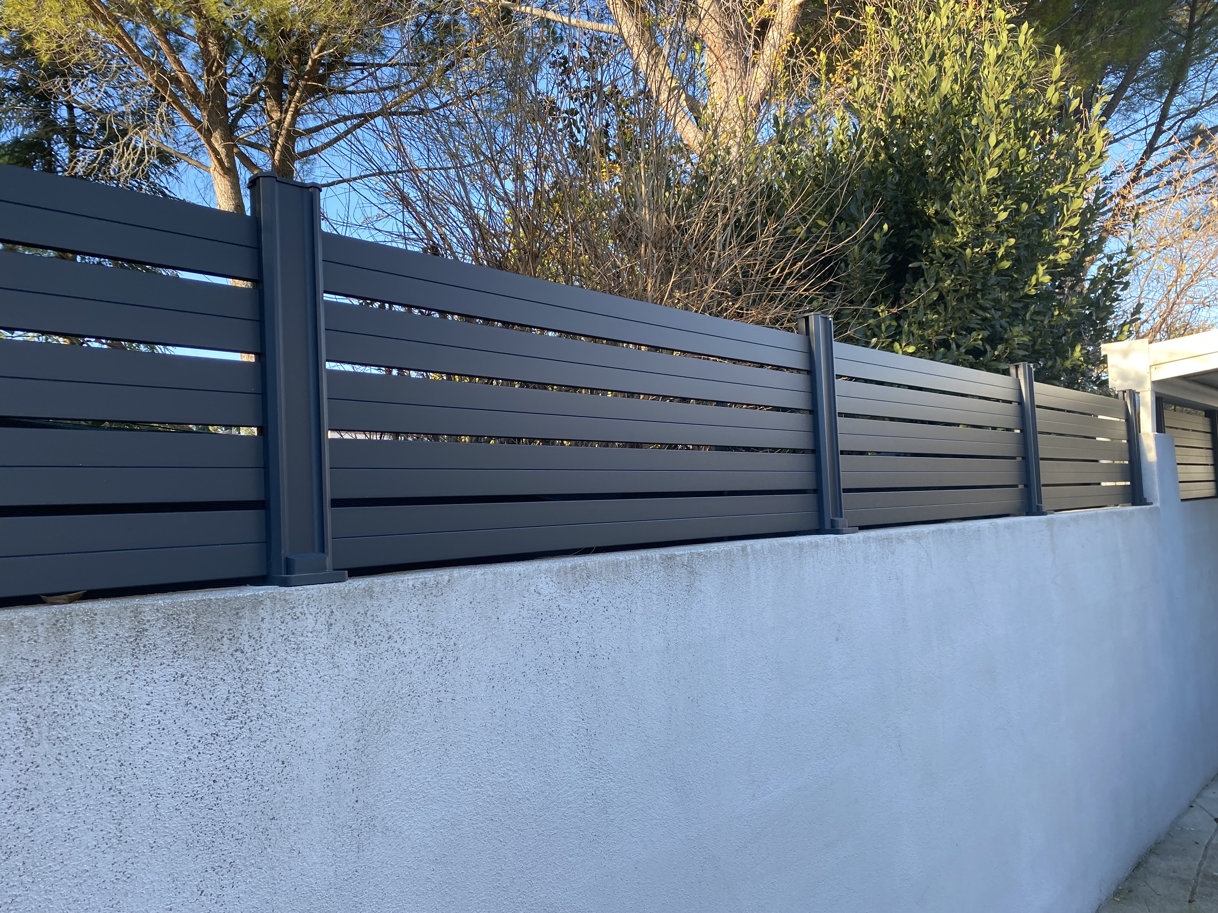 brise vue sur un mur en parpaing près de Montpellier