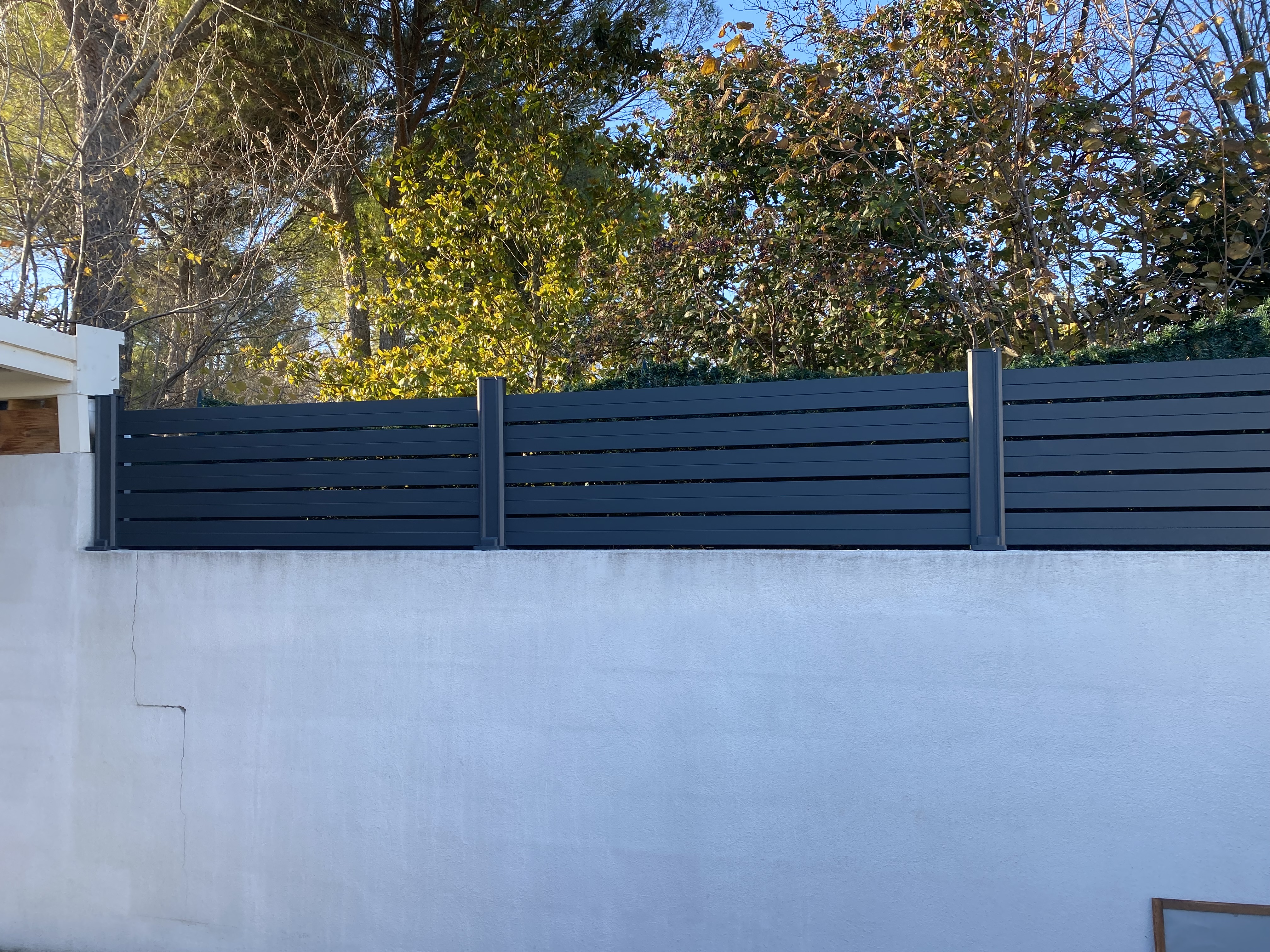 clôture en aluminium sur un mur dans l'héraul