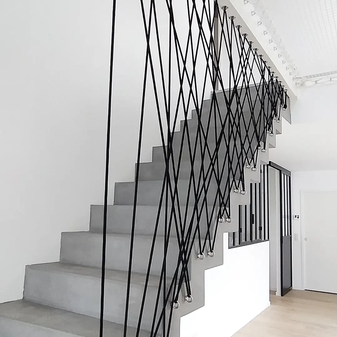 garde corps en corde sur escalier en béton cire pour un client particulier dans le département des Pyrénées-Atlantiques
