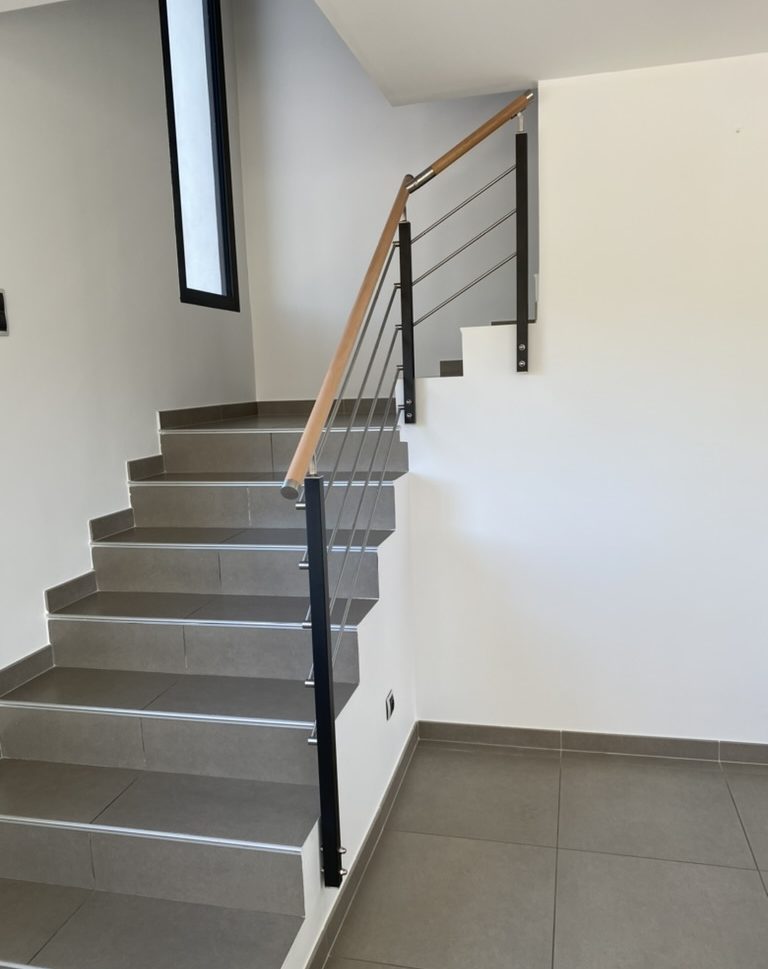 Balustrade design intérieure installée sur un escalier Scal'in, à Montpellier près de Sète dans le département de l'Hérault.