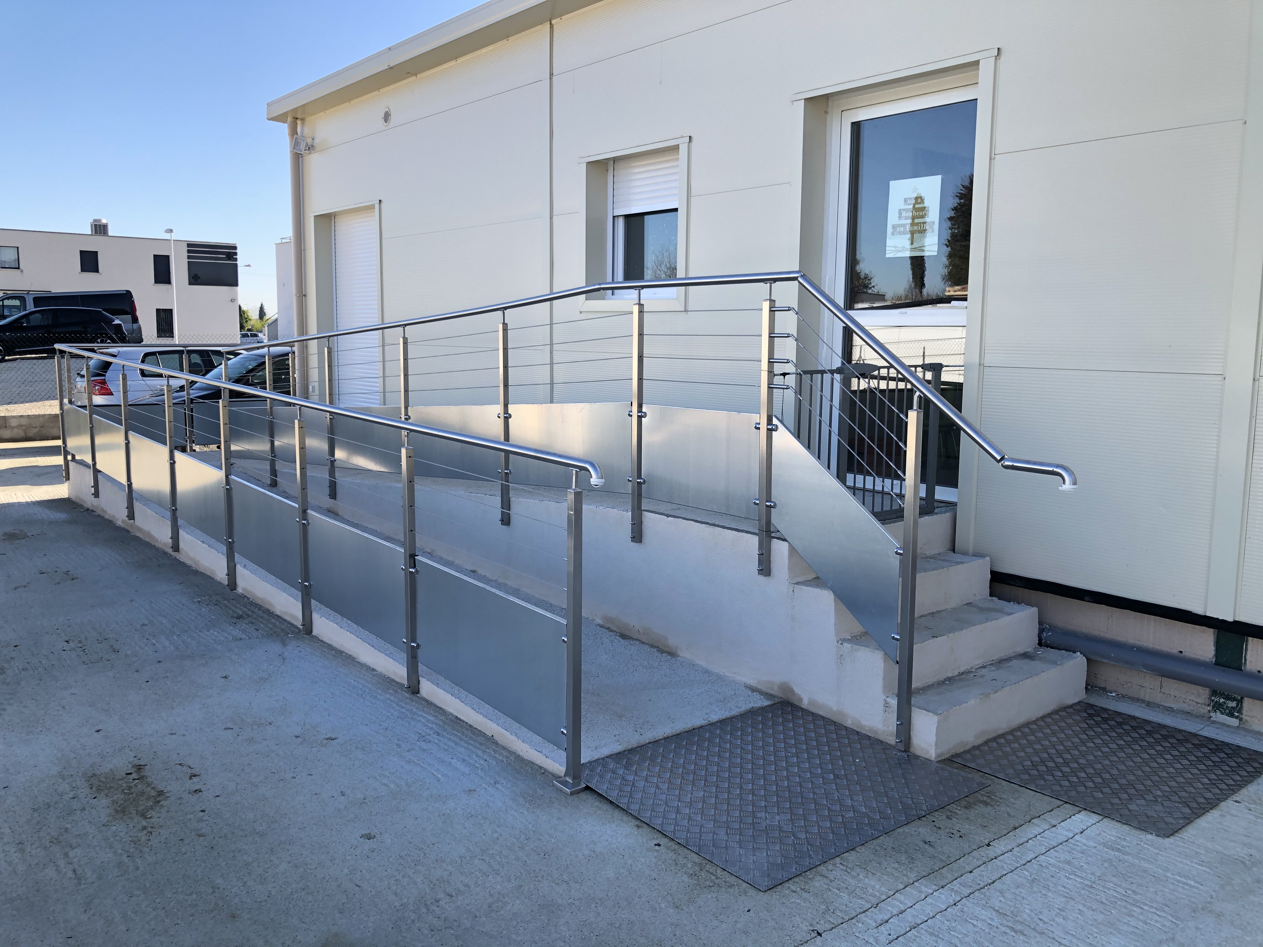 Balustrade en inox et acier, réalisé en 3 jours à Nîmes entre Montpellier et Avignon, en région Occitanie.