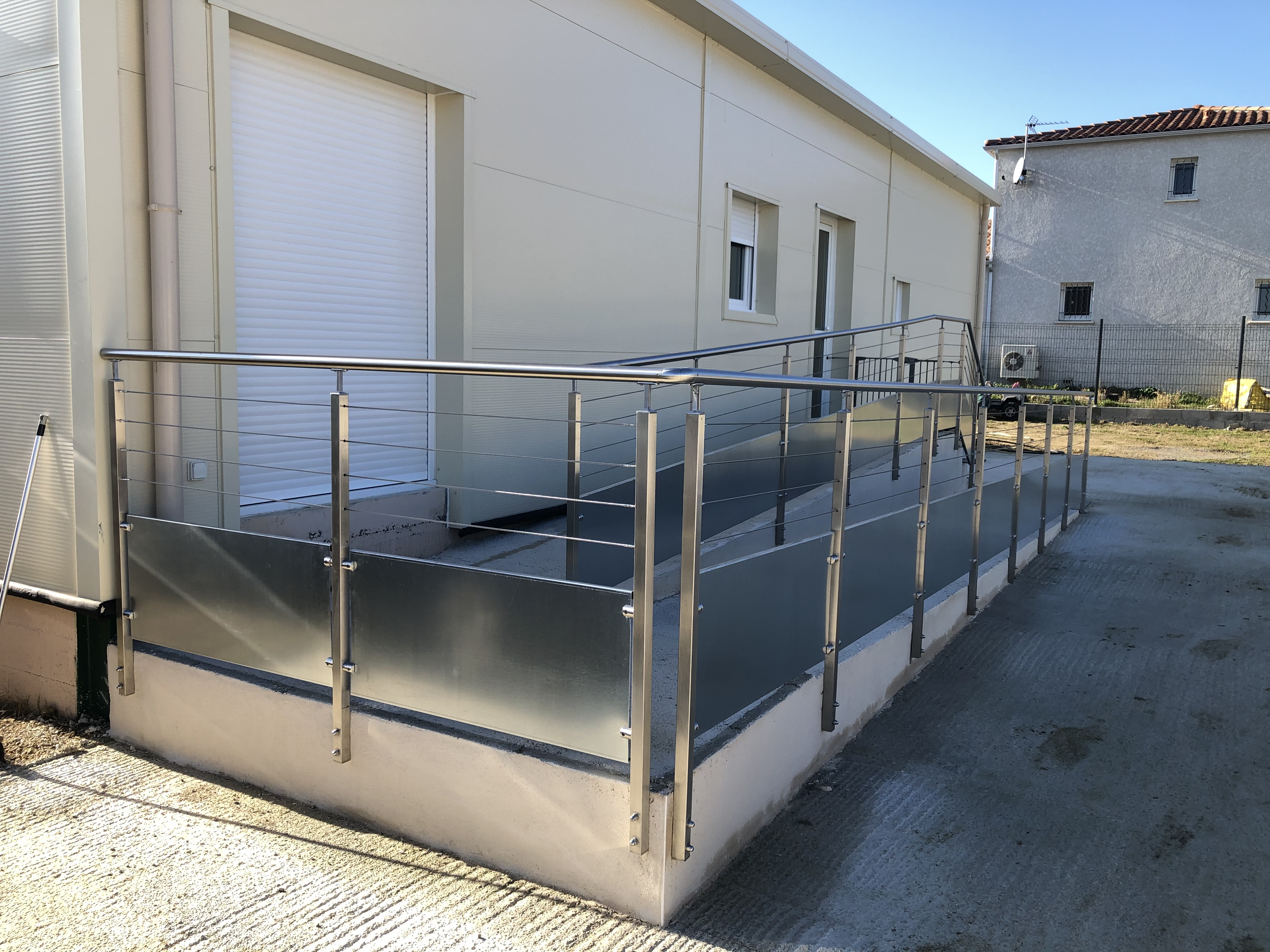 Garde-corps avec 3 câbles et tôles basses, extérieur avec une rampe d'accès pour handicapés à Nîmes dans le département du Gard.