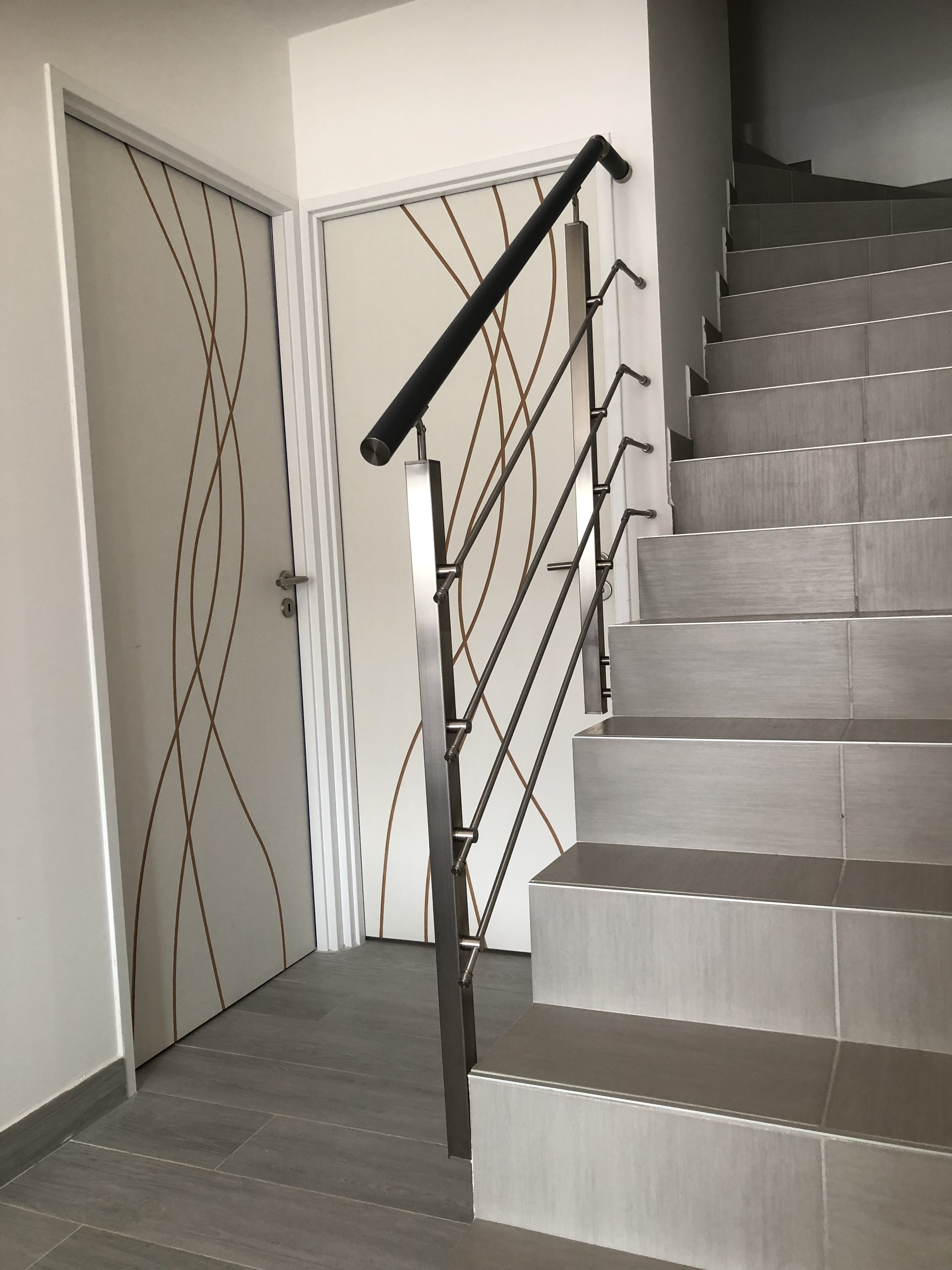 Rambarde 4 lisses, poteaux en inox avec main courante teinte gris anthracite sur un escalier Scal'in,