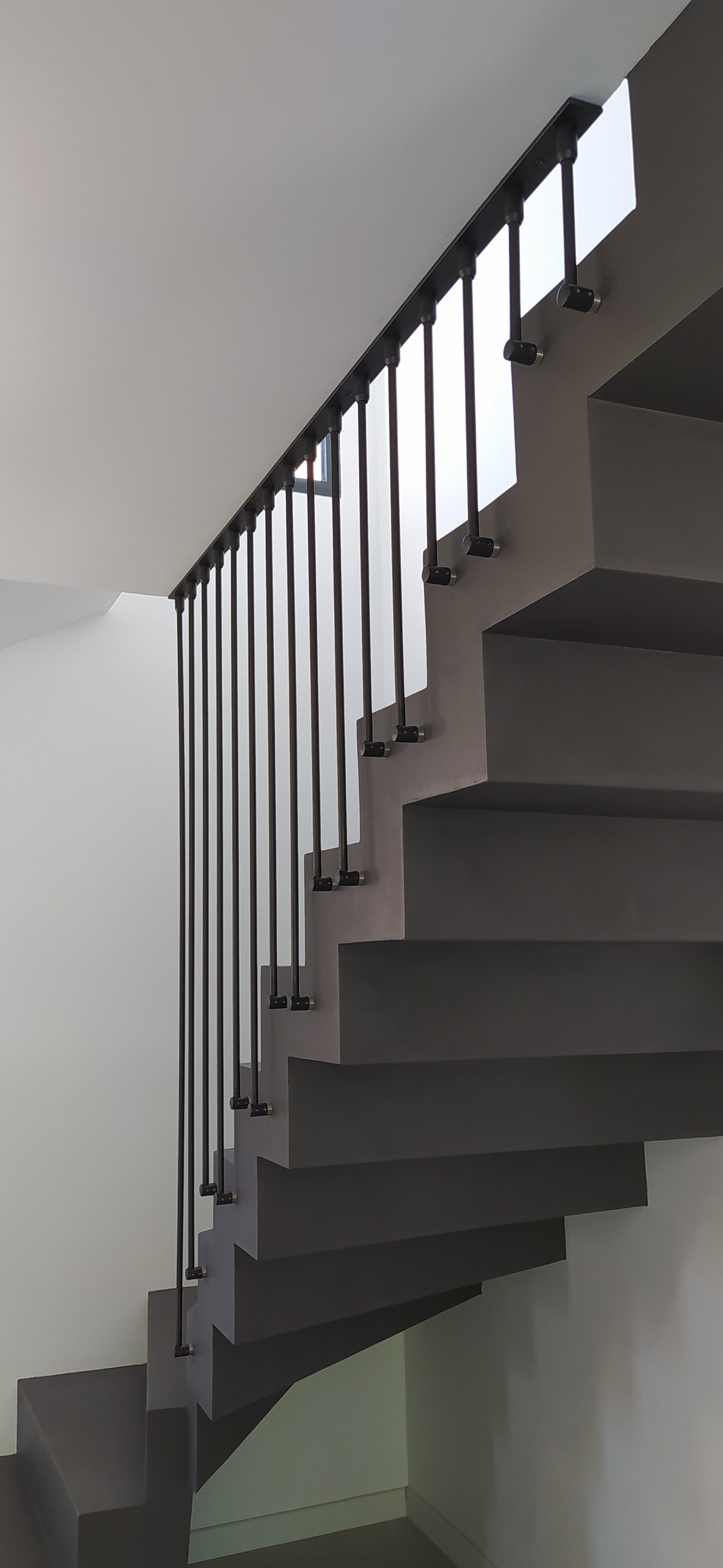 Elément décoratif harpe et tiges thermolaqués en gris, dans une maison individuelle, près de Pessac et Bègles.